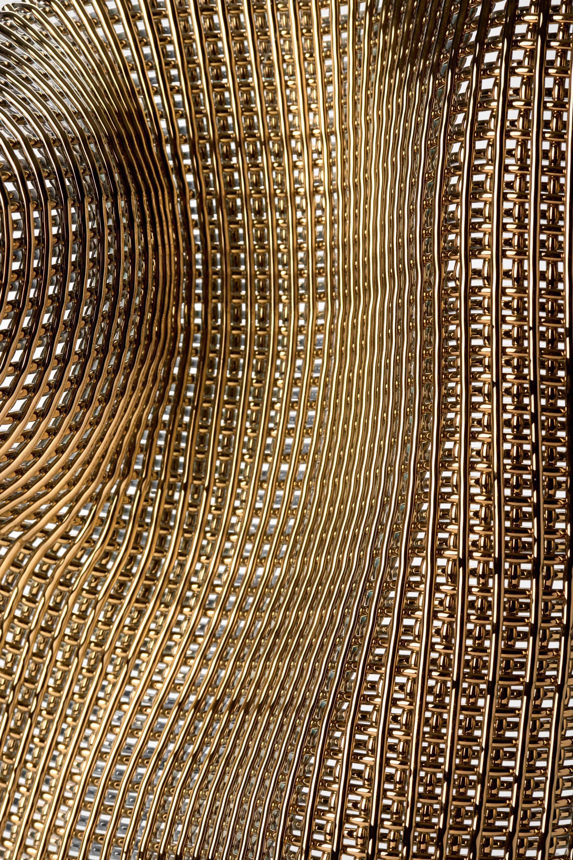 Fatto a mano Transmittance I, una scultura in piedi in vetro intrecciato d'oro di Cathryn Shilling in vendita