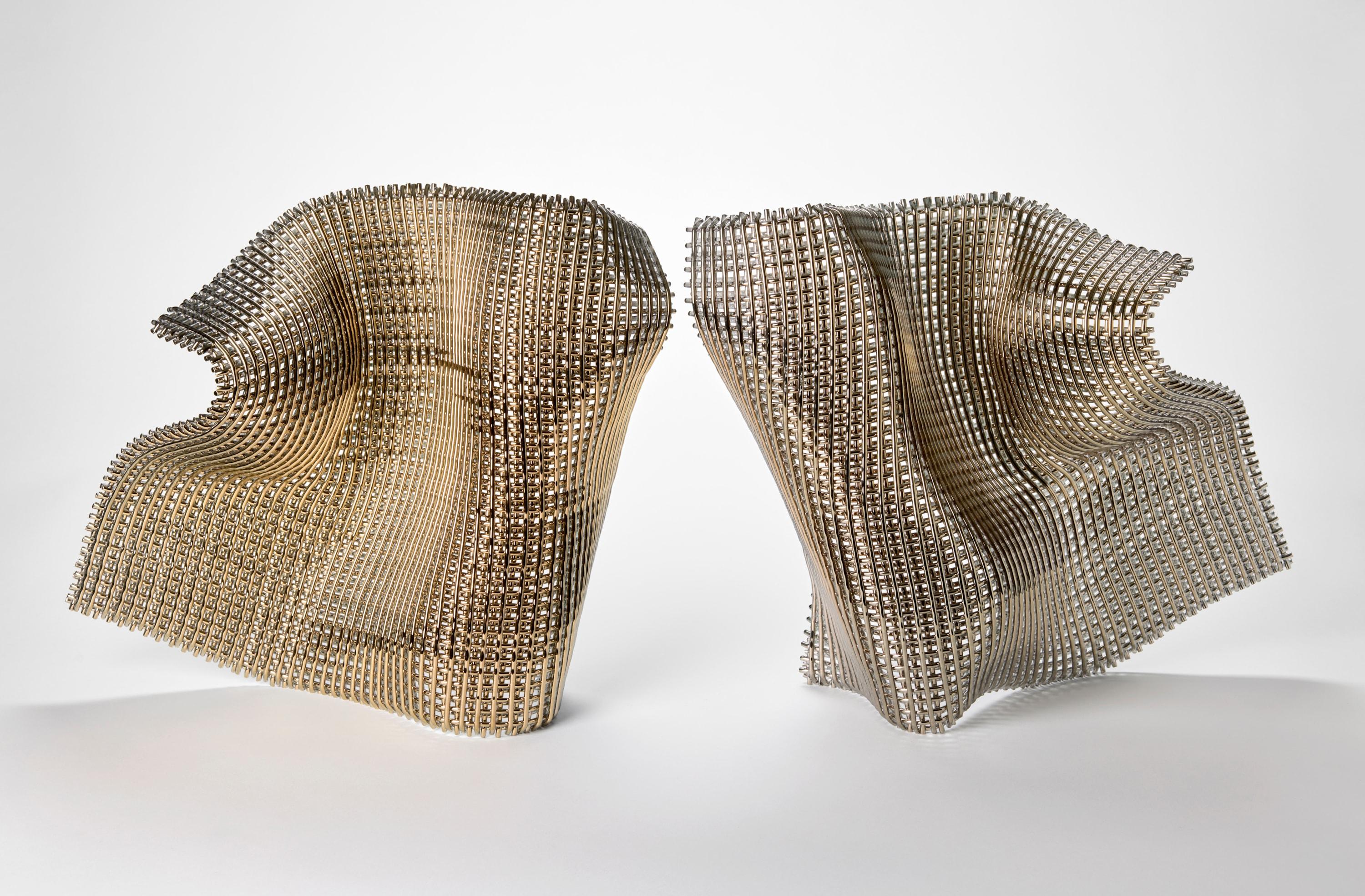 XXI secolo e contemporaneo Transmittance I, una scultura in piedi in vetro intrecciato d'oro di Cathryn Shilling in vendita