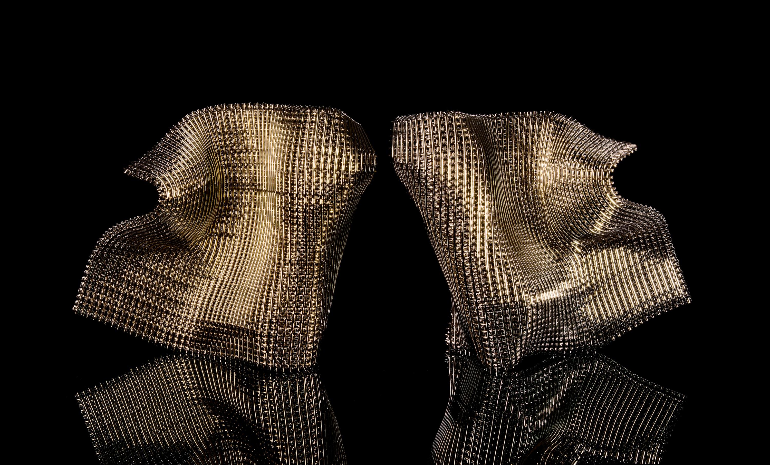 Vetro Transmittance I, una scultura in piedi in vetro intrecciato d'oro di Cathryn Shilling in vendita