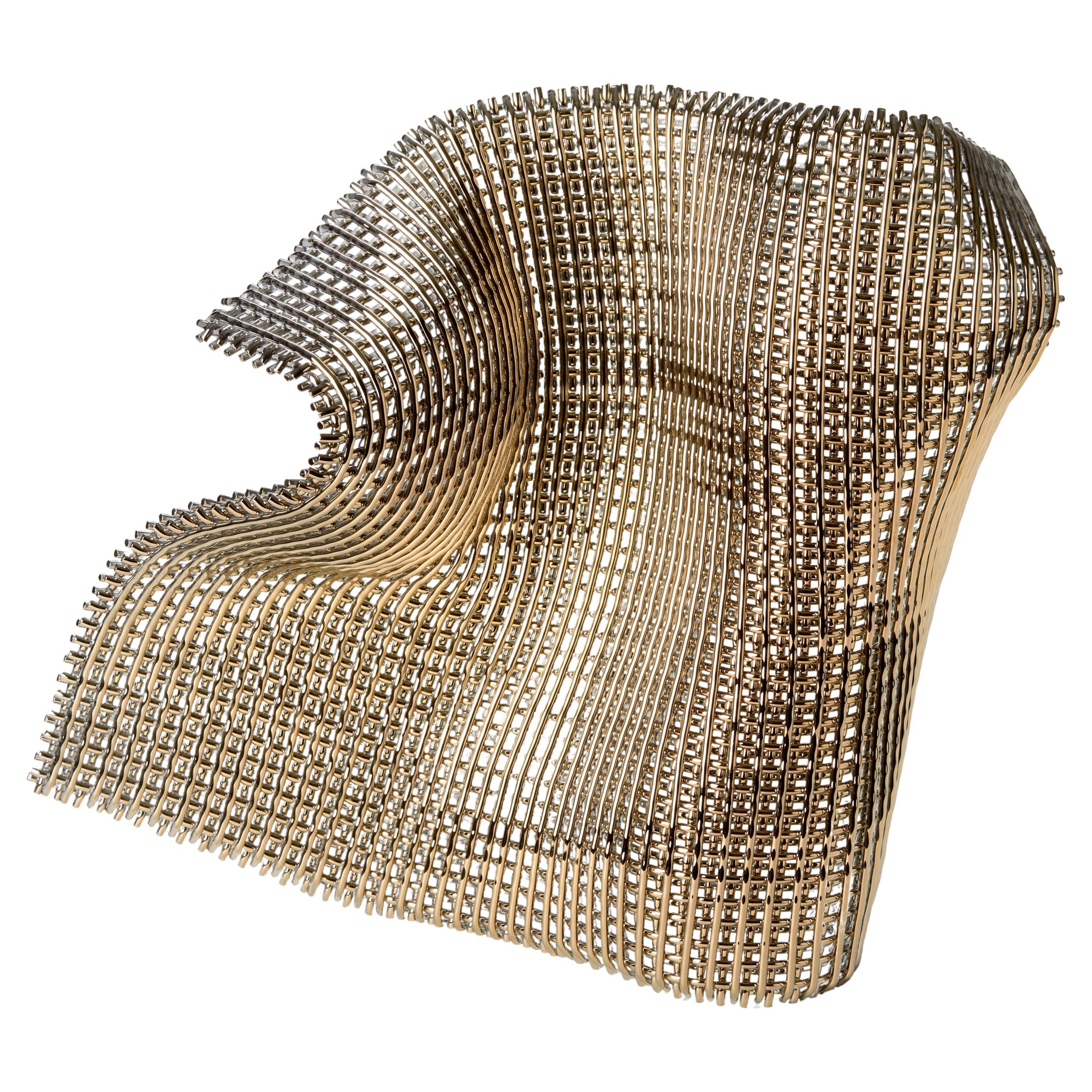 Transmittance I, una scultura in piedi in vetro intrecciato d'oro di Cathryn Shilling