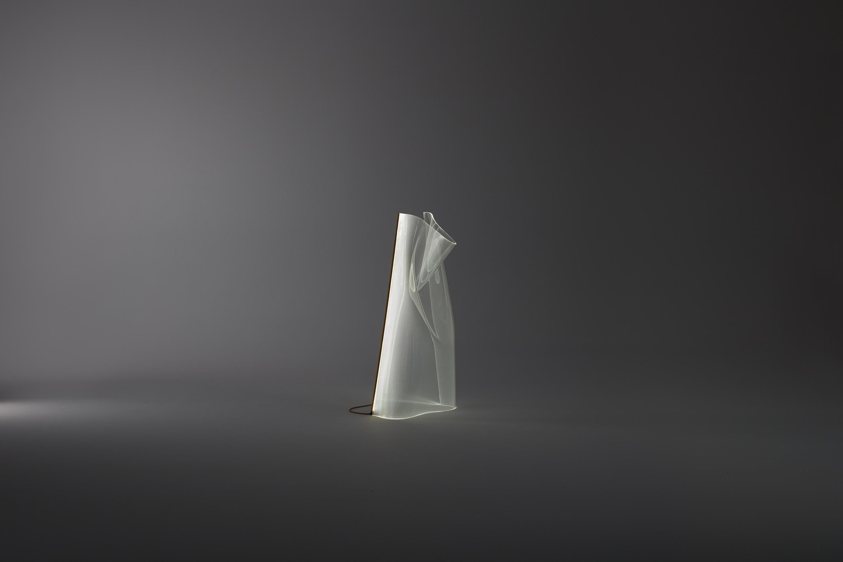 Lámpara de pie Gweilo Han GR de acrílico transparente by Parachilna Acrílico en venta