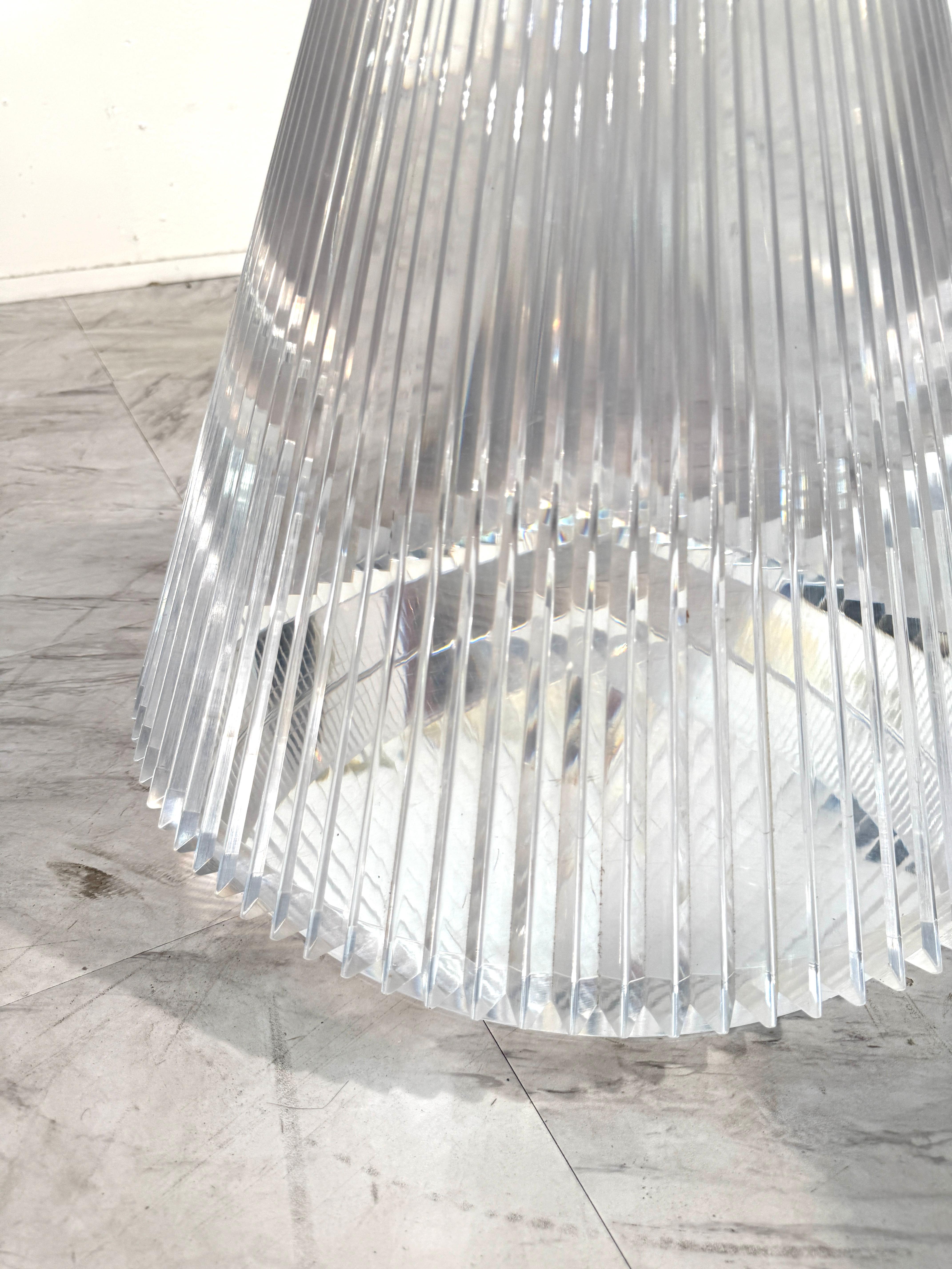 Table d'appoint en acrylique transparent par Kartell, Italie, années 1970 Bon état - En vente à Los Angeles, CA