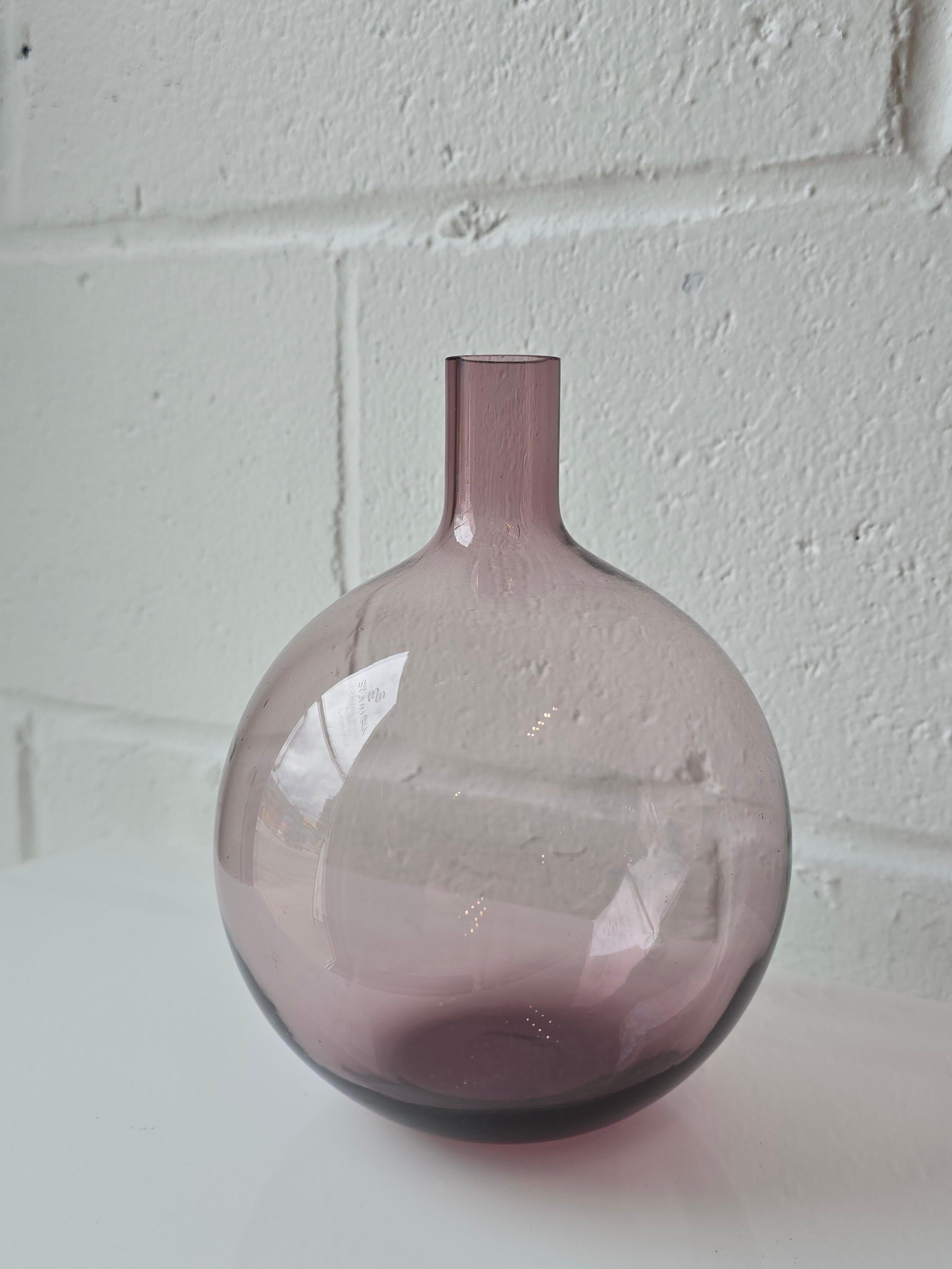 Mid-Century Modern Ampoule pour vase en verre d'art violet améthyste transparente en vente
