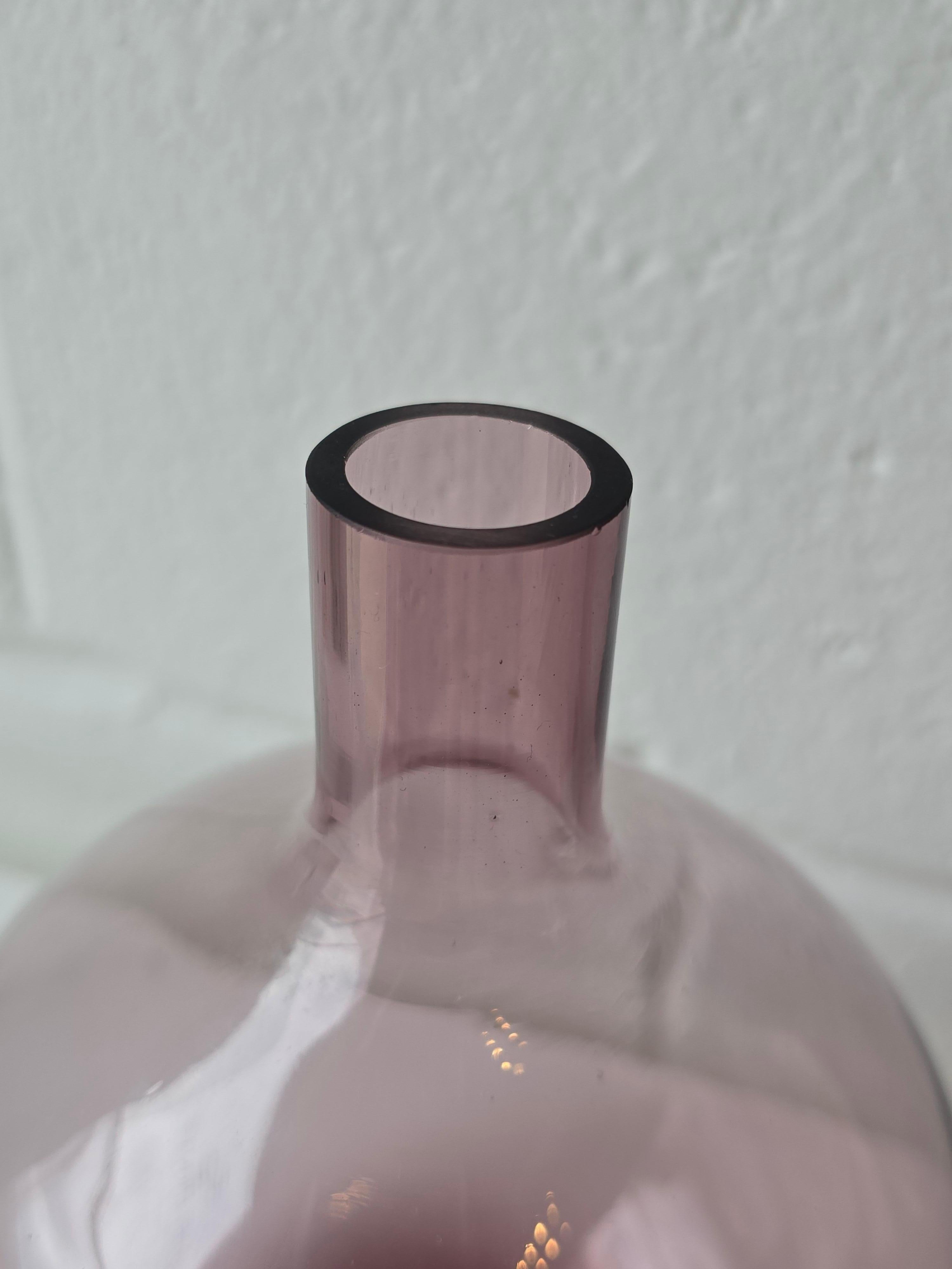 Ampoule pour vase en verre d'art violet améthyste transparente Bon état - En vente à Toronto, ON