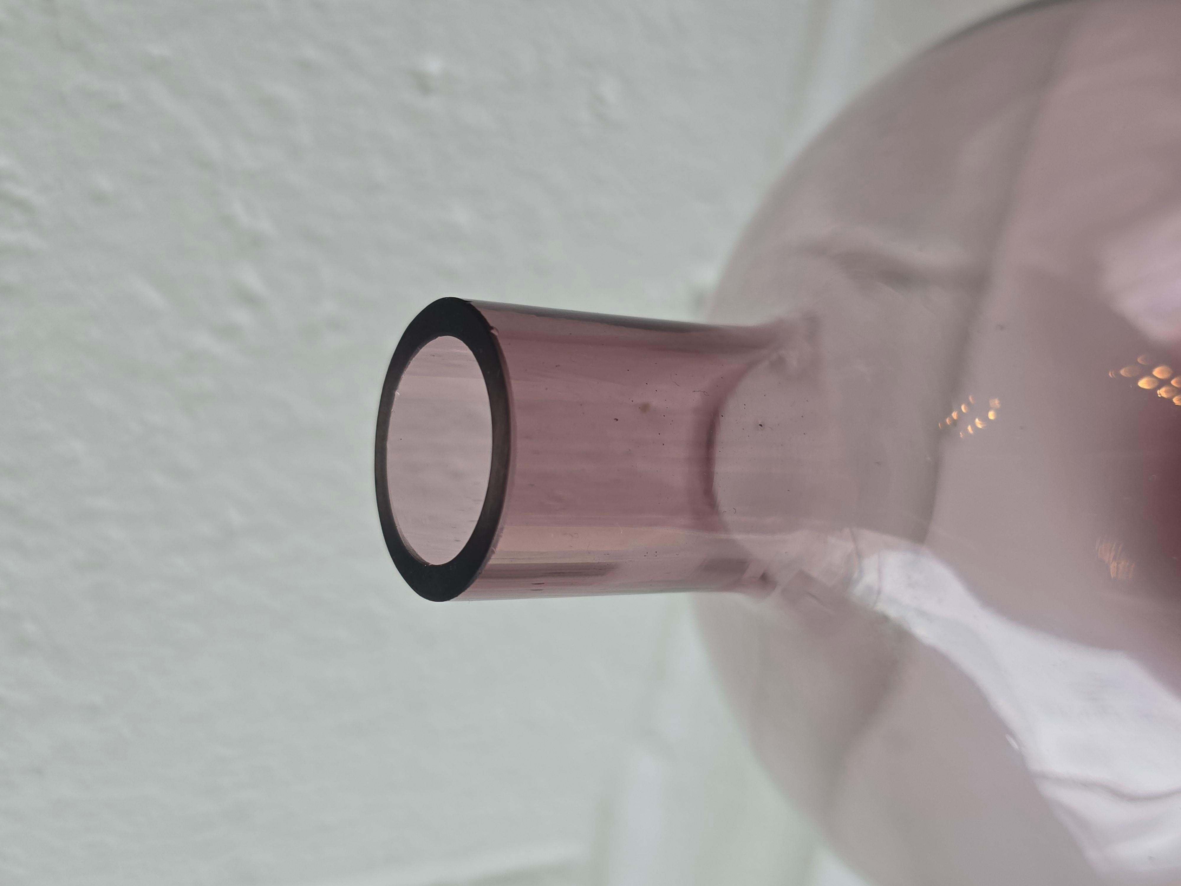 Ampoule pour vase en verre d'art violet améthyste transparente Bon état - En vente à Toronto, ON