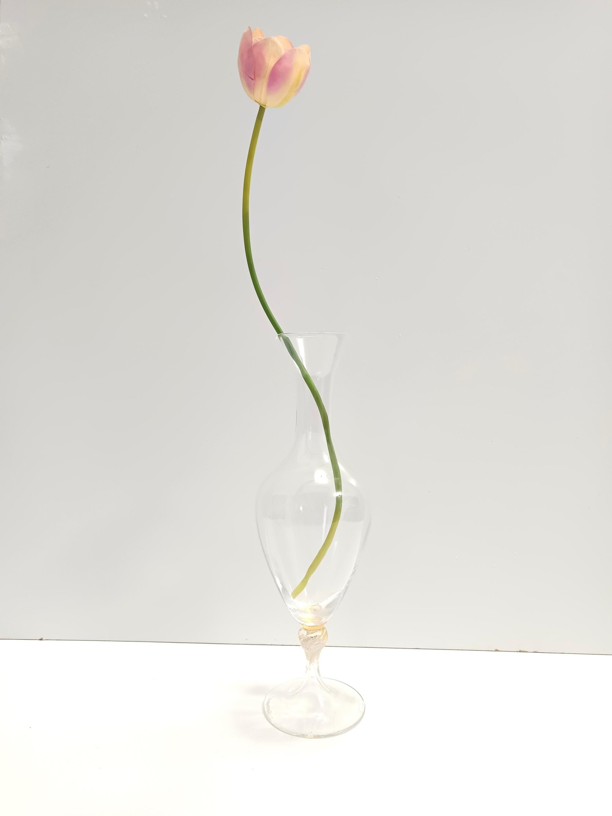 Hergestellt in Italien, 1980er Jahre. 
Diese Krugvase ist aus transparentem Murano-Glas gefertigt und mit Blattgoldflocken verziert. Es ist leicht gerippt. 
Da es sich um einen Vintage-Artikel handelt, kann er leichte Gebrauchsspuren aufweisen,