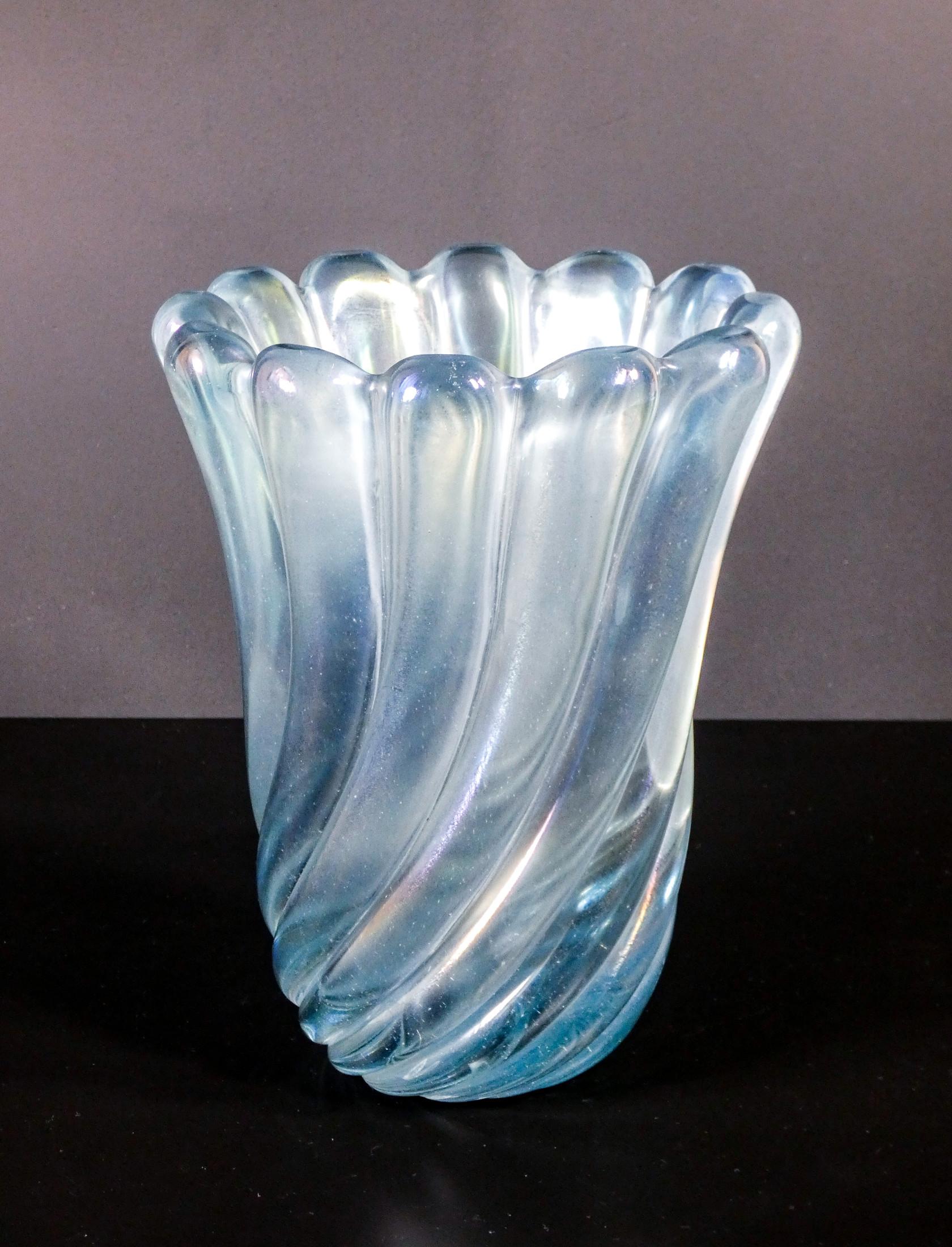 Transparent blown glass vase
mod. 7609
design Flavio POLI
for SEGUSO

ORIGIN
Italy

AUTHOR
Flavio POLI
(1900 - 1984)

BRAND
SEGUSO

MODEL
7609

MATERIALS
Transparent blown glass

DIMENSIONS
H 24 cm
Ø 20 cm

CONDITIONS
Very