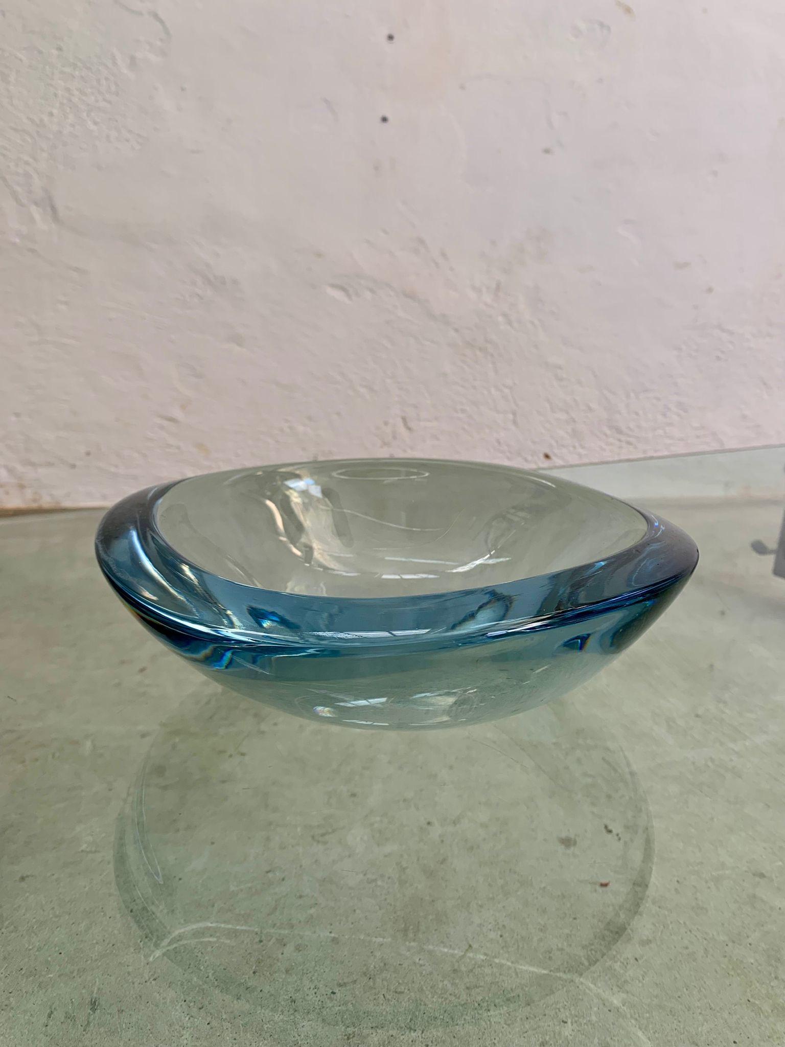 Blue Murano glass bowl, 1970s
Transparent blue Murano glass pocket emptier bowl dating back to the 1970s

 h8 x diameter 26 cm