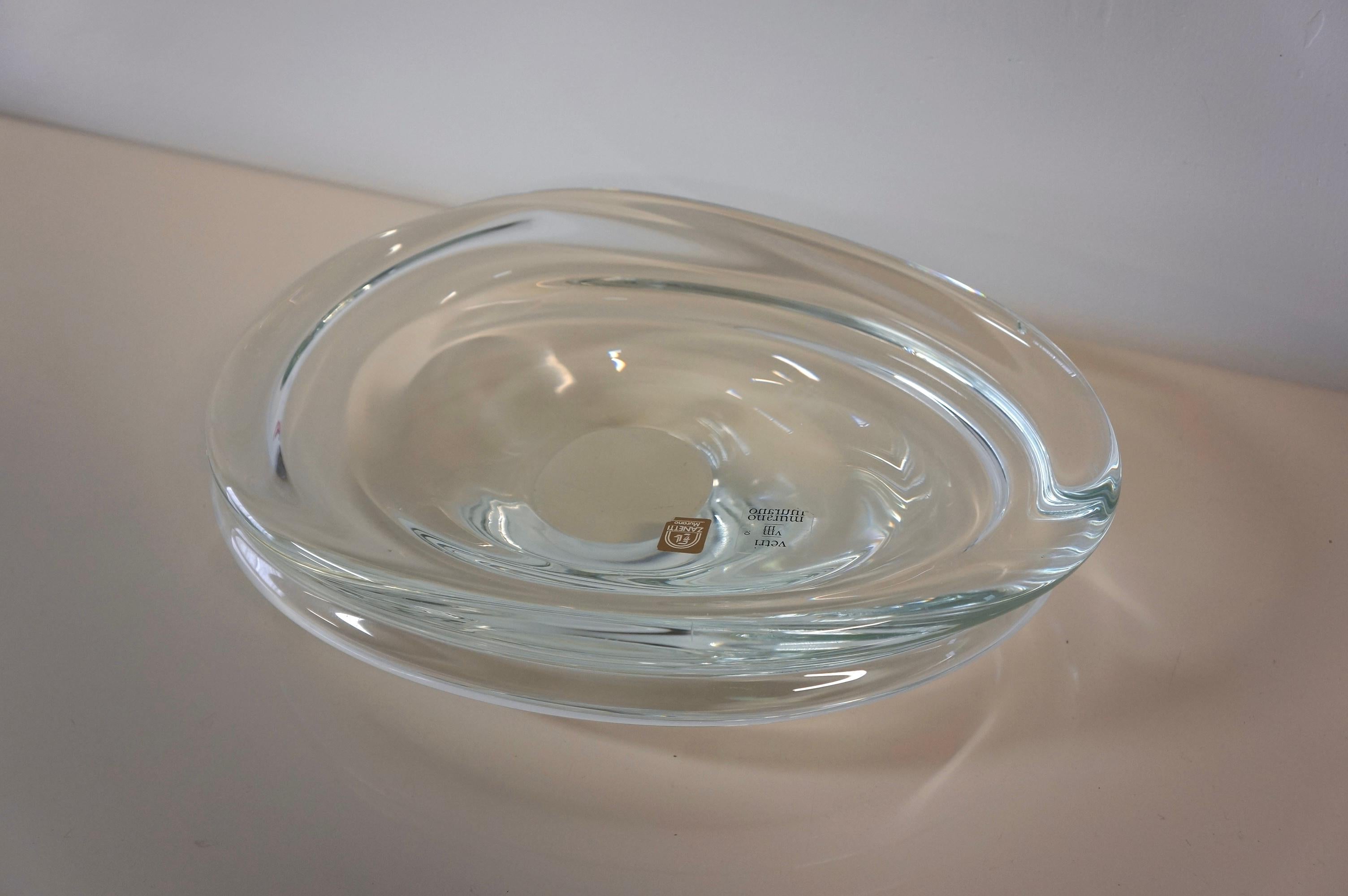 Spectaculaire pièce décorative en verre d'art transparent de Zanetti Murano. Ce splendide objet décoratif a été réalisé dans les années 1970, signé par Zanetti Murano. La forme est libre et présente des courbes sur les bords extérieurs. Il s'agit