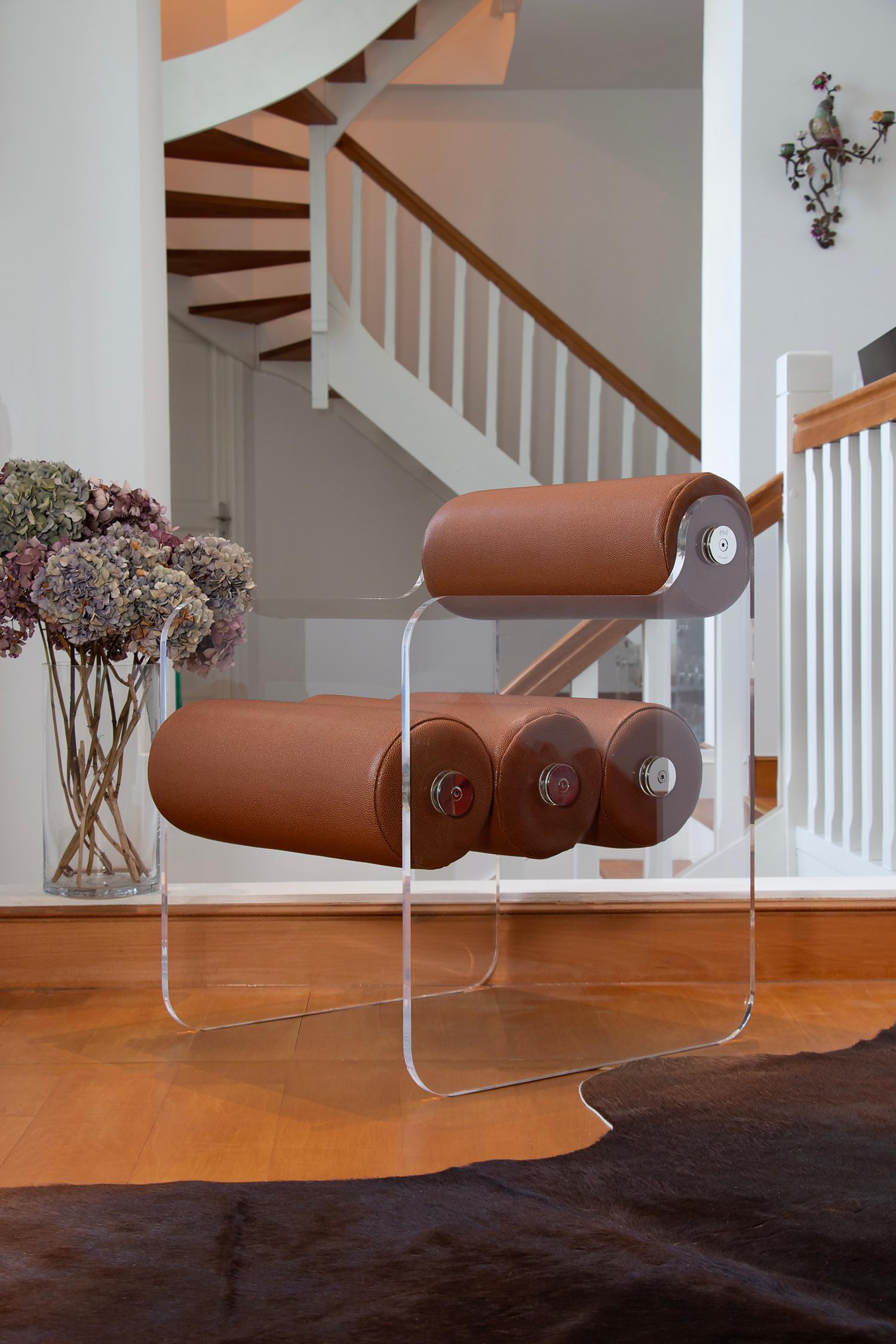 Sedia MW04: Design elegante e versatile
La sedia MW04, con i suoi pannelli in PMMA trasparente e la seduta in schiuma rivestita in pelle vegana o tessuto 3D, combina eleganza e funzionalità. Adatta sia per l'interno che per l'esterno, offre un