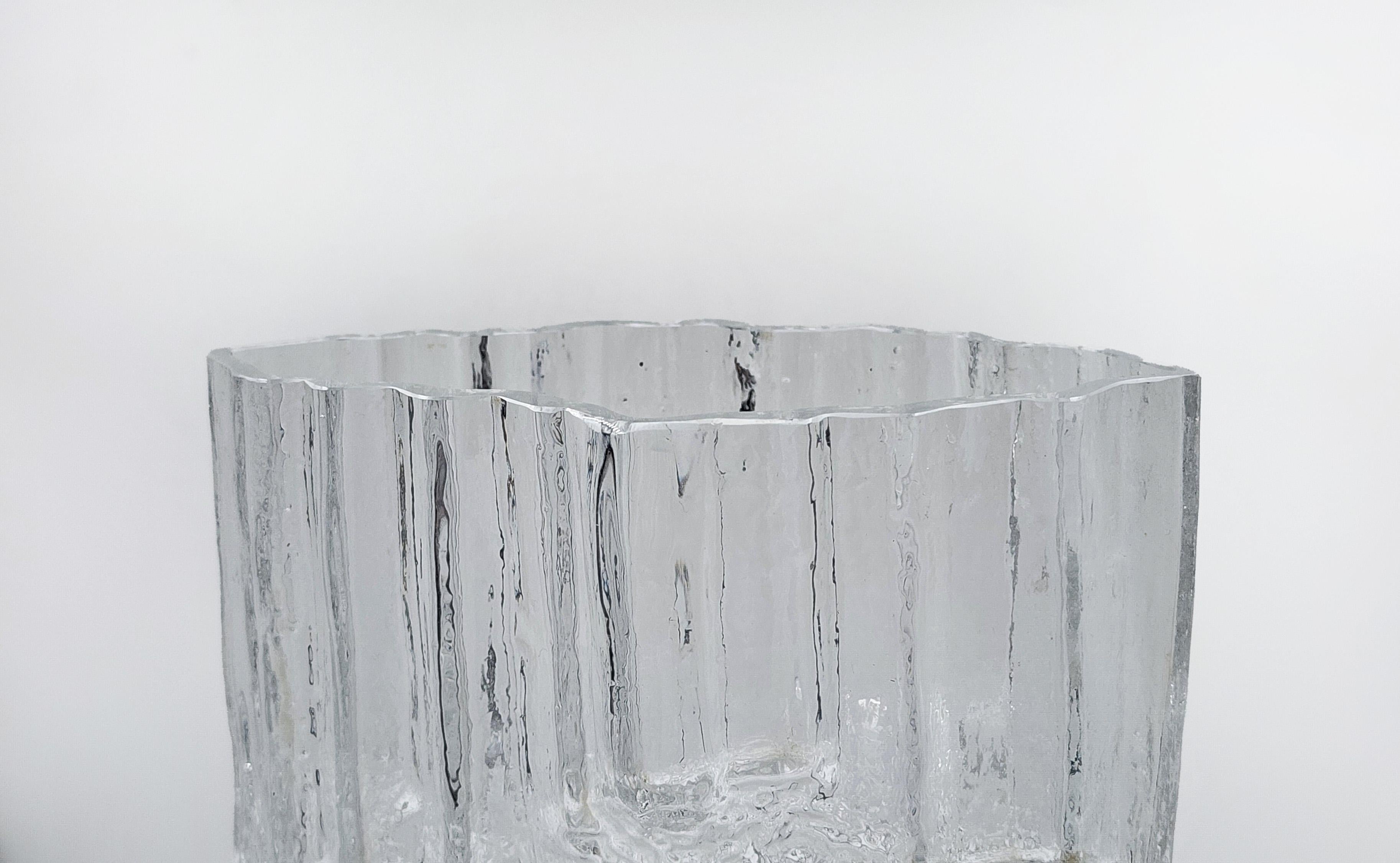 Jarrón de cristal finlandés transparente de TAPIO WIRKKALA Hecho a mano en venta