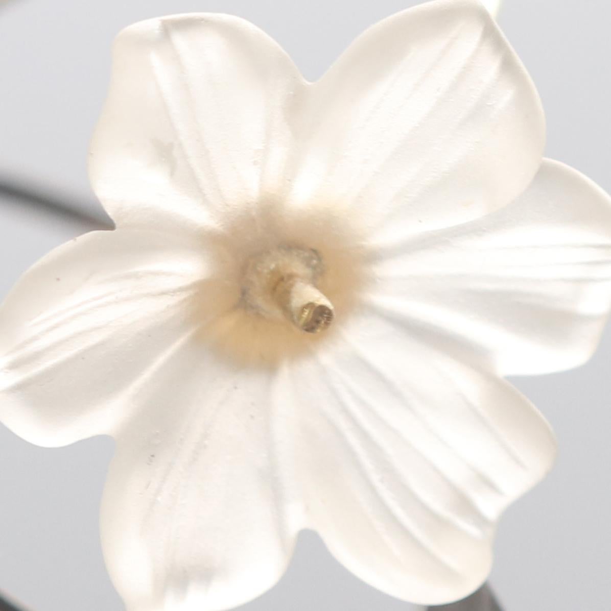 Asombrosa y delicada flor de cristal de roca de 3.5 ct. Pétalos tallados que evocan el trabajo de joyería tradicional italiano hecho a mano, envolviéndose en un aspecto suave enriquecido con oro amarillo de 9 quilates que manifiesta glamour y gusto