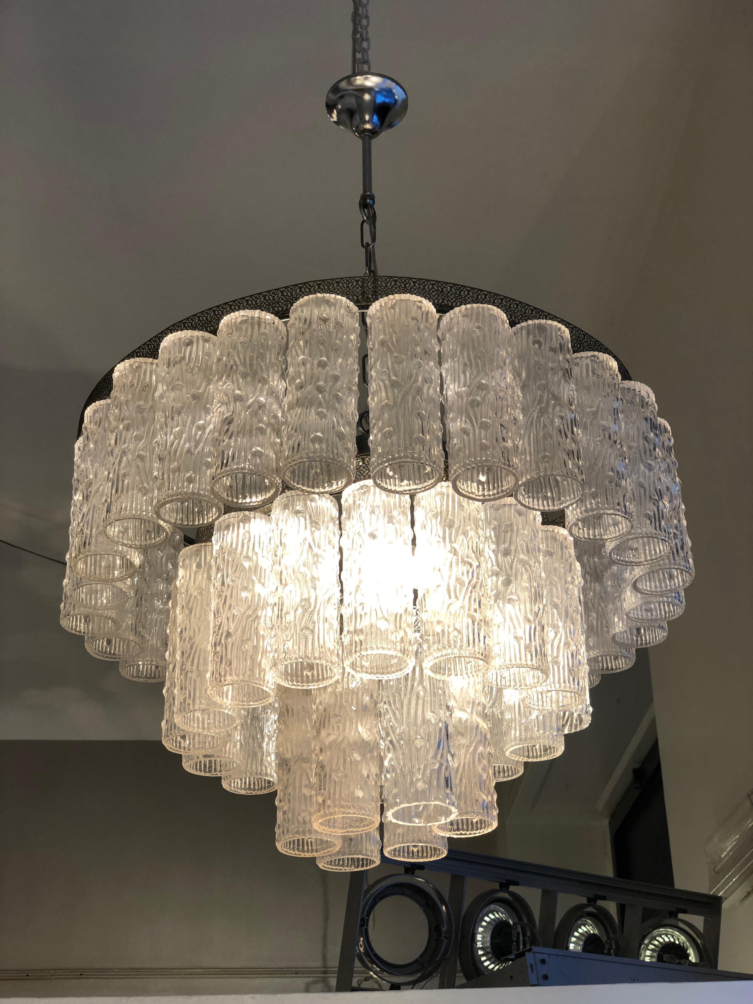 Transparent glass Toni Zuccheri for Venini 6 lights chandelier
This chandelier is composed of three concentric crowns where the glass pendants are hanged
The chiseled crowns are made in silvered metal.
The Chandelier has been rewired and checked,