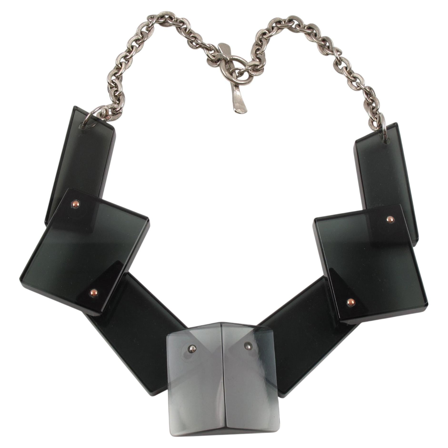 Collana a pettorina geometrica modernista in lucite grigia trasparente in vendita