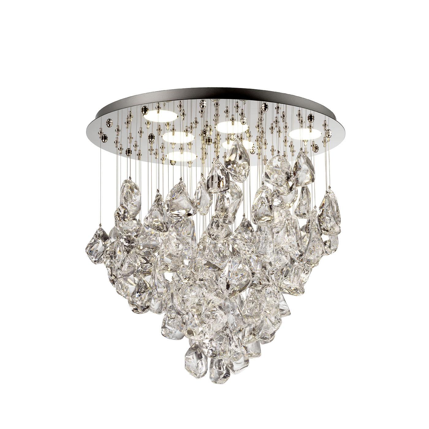 Il lampadario a cascata è un capolavoro mozzafiato che cattura immediatamente l'attenzione con il suo design unico ed elegante. Realizzato interamente in cristallo effetto ghiaccio, questo lampadario crea un gioco di luci armonioso e spettacolare,
