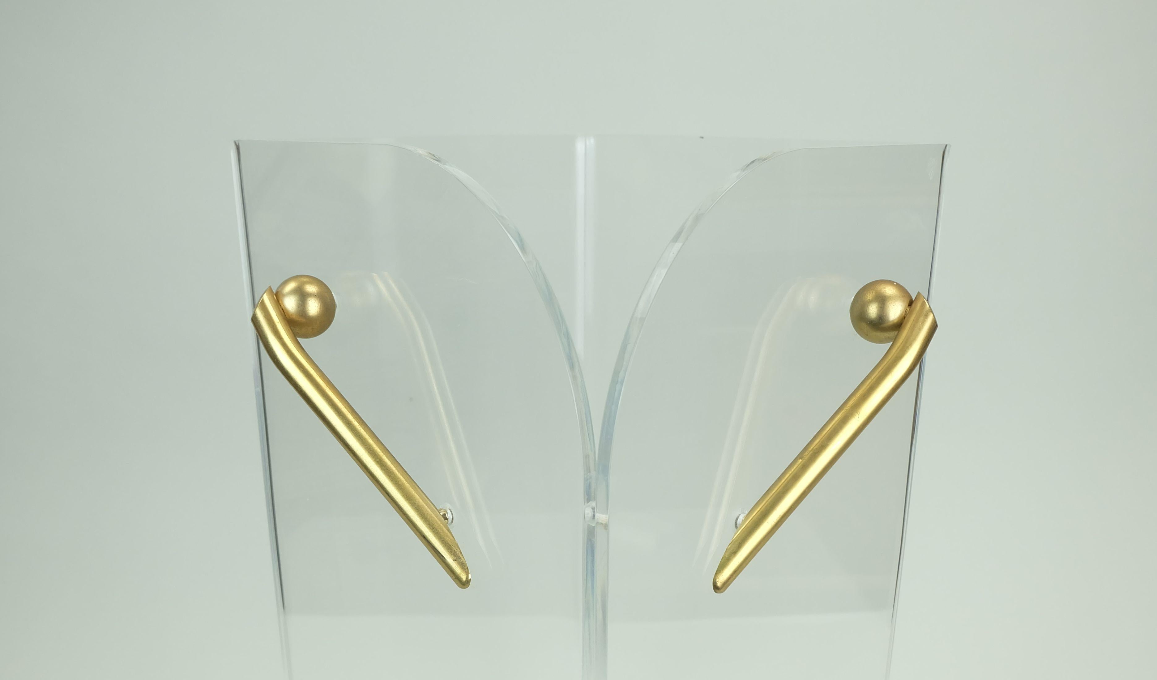 Portaombrelli degli anni '80 in acrilico. Maniglie in plastica color oro. Doppio fondo, uno fissato con viti, l'altro in alto sciolto, in modo da poterlo rimuovere facilmente per la pulizia.

Dimensioni in cm:
Altezza 50 cm, larghezza 22 cm,