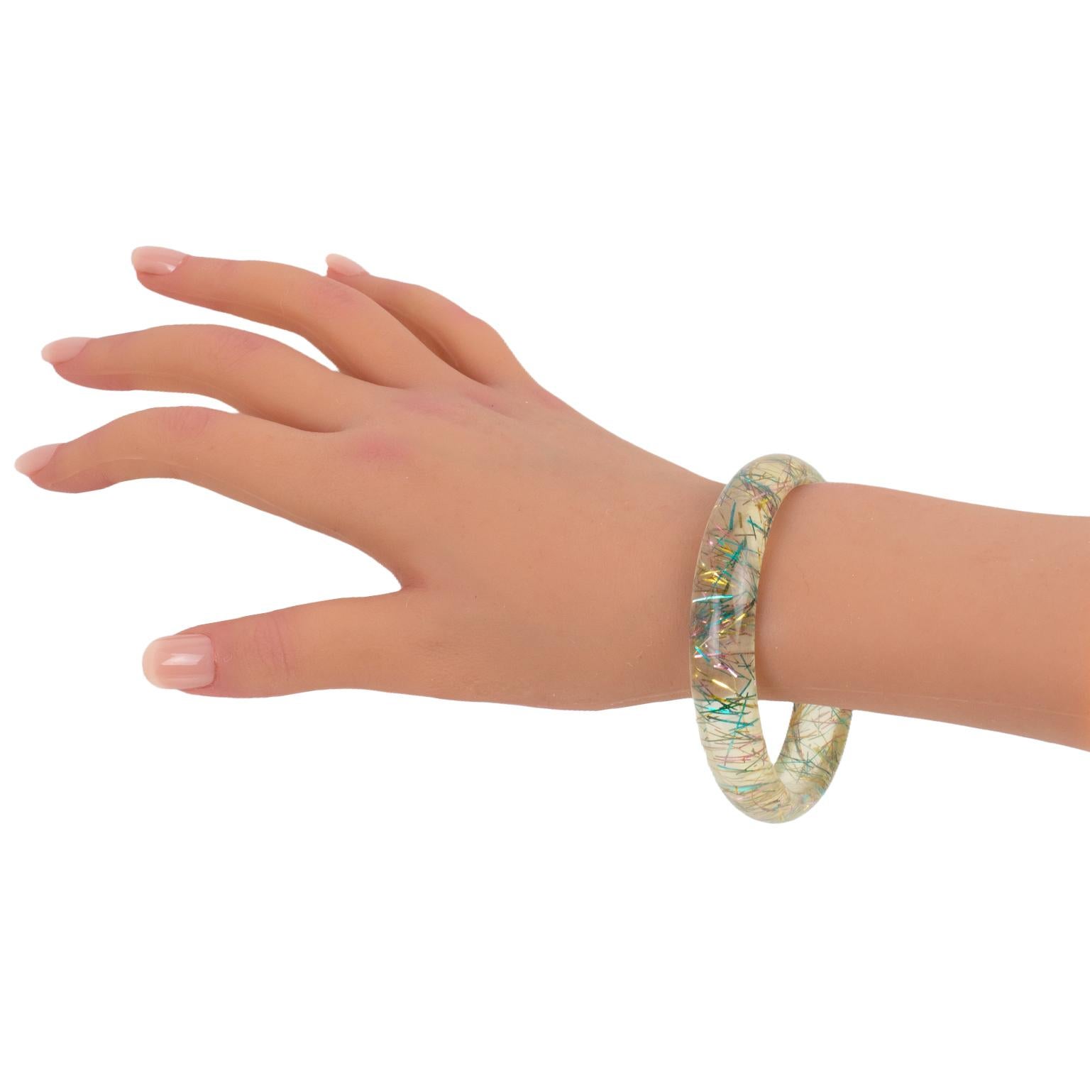 Pulsera brazalete de lucita transparente con inclusiones de hilo metálico multicolor en venta 2