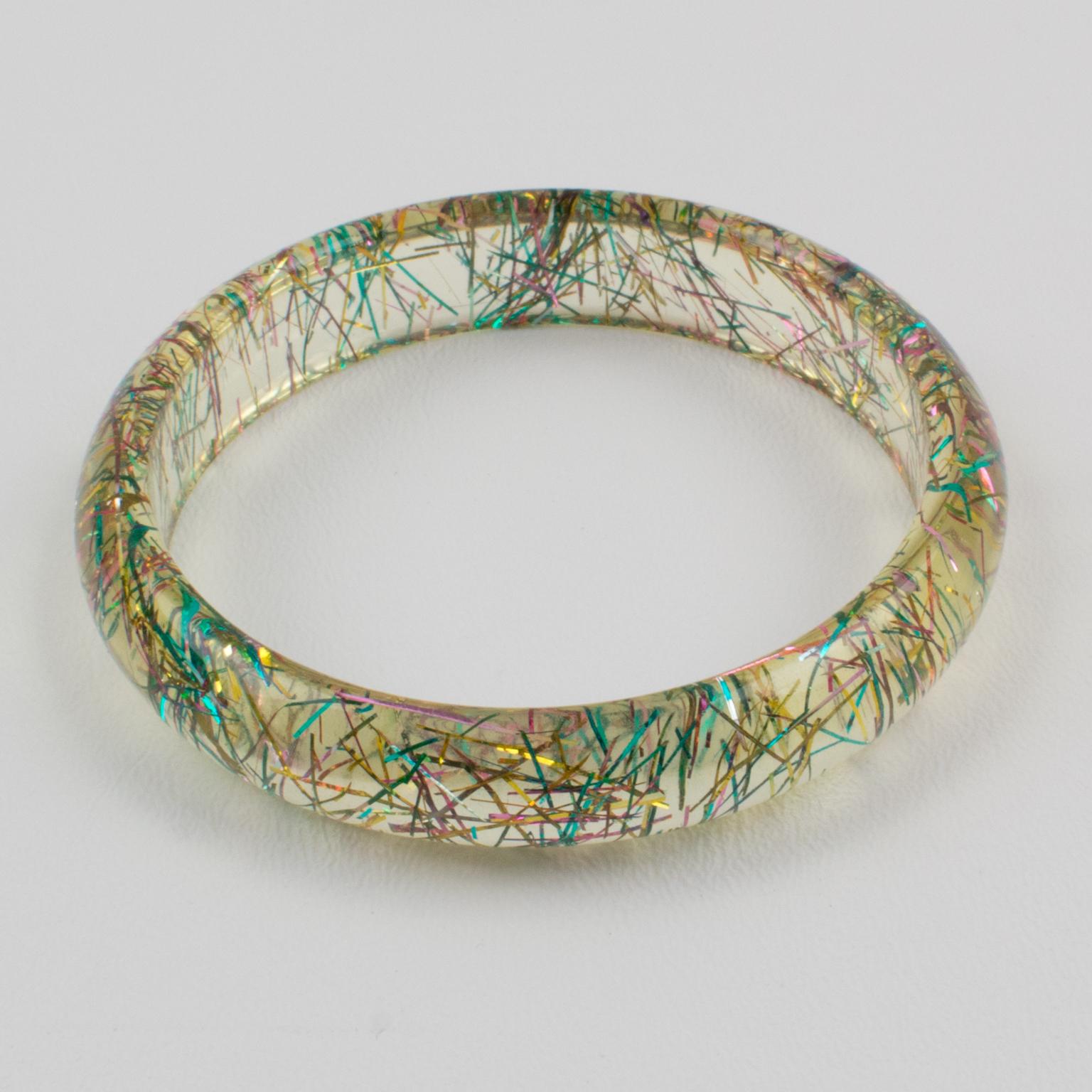 Pulsera brazalete de lucita transparente con inclusiones de hilo metálico multicolor en venta 3