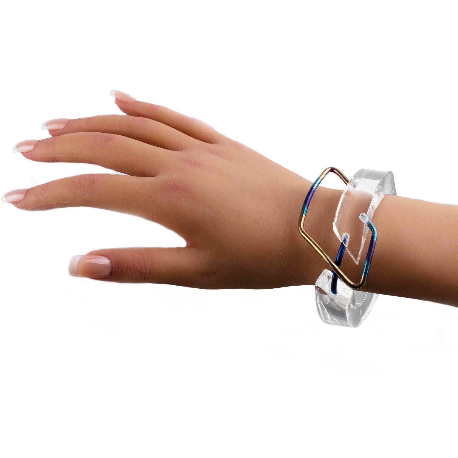 Transparent Lucite Plexiglass Bangle Bracelet with Anodized Aluminum Belt Buckle en vente 5