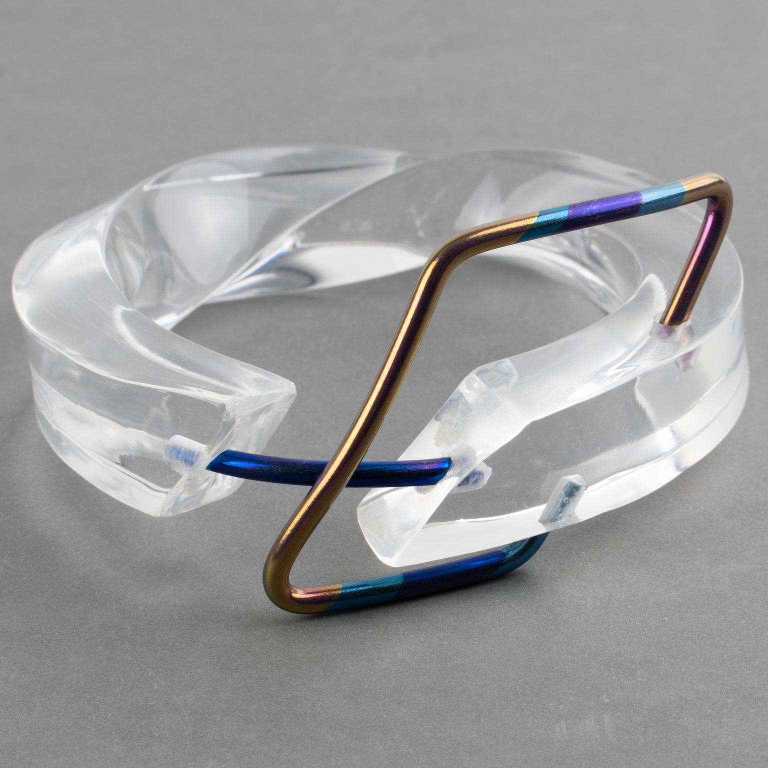 Transparent Lucite Plexiglass Bangle Bracelet with Anodized Aluminum Belt Buckle Excellent état - En vente à Atlanta, GA