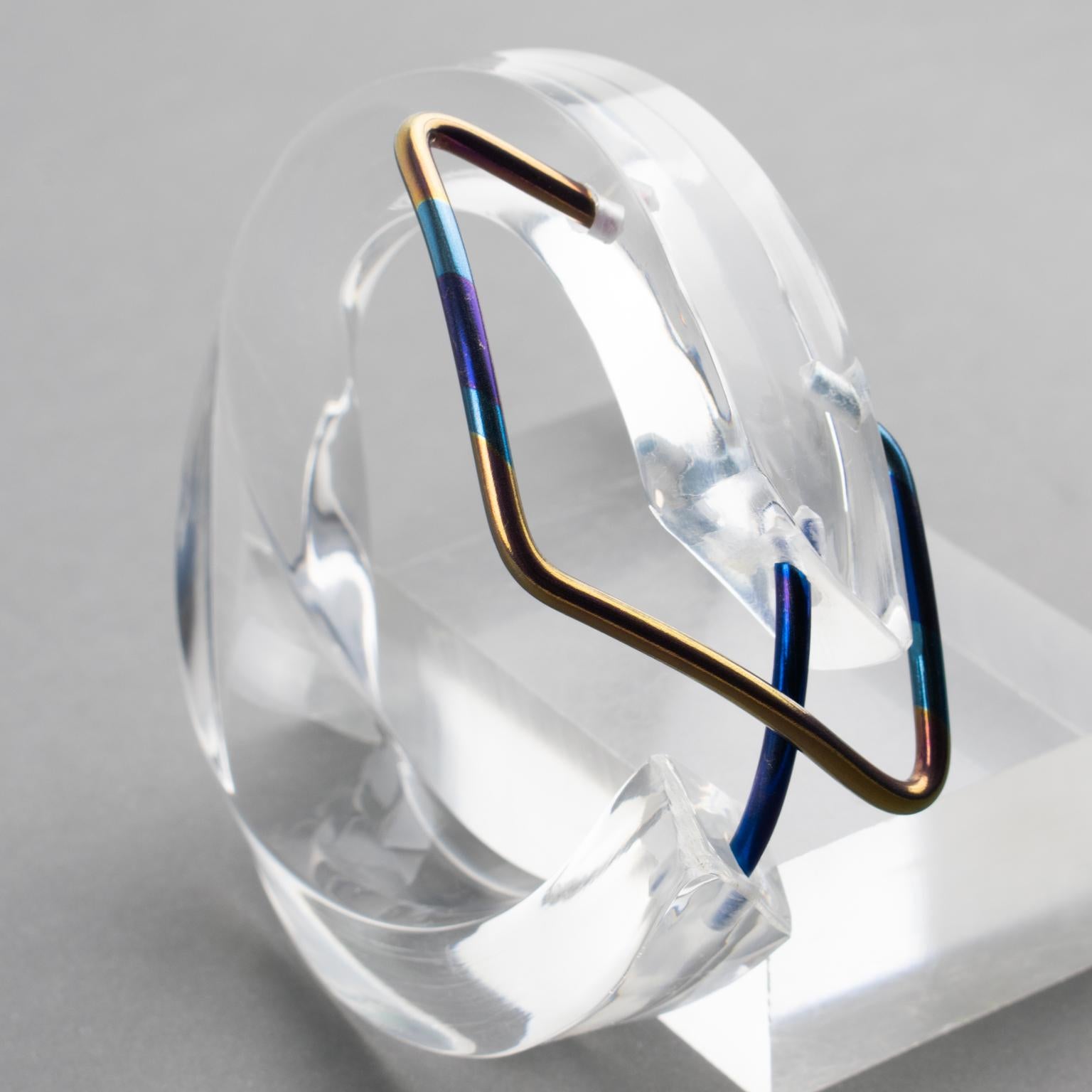Transparent Lucite Plexiglass Bangle Bracelet with Anodized Aluminum Belt Buckle en vente 1
