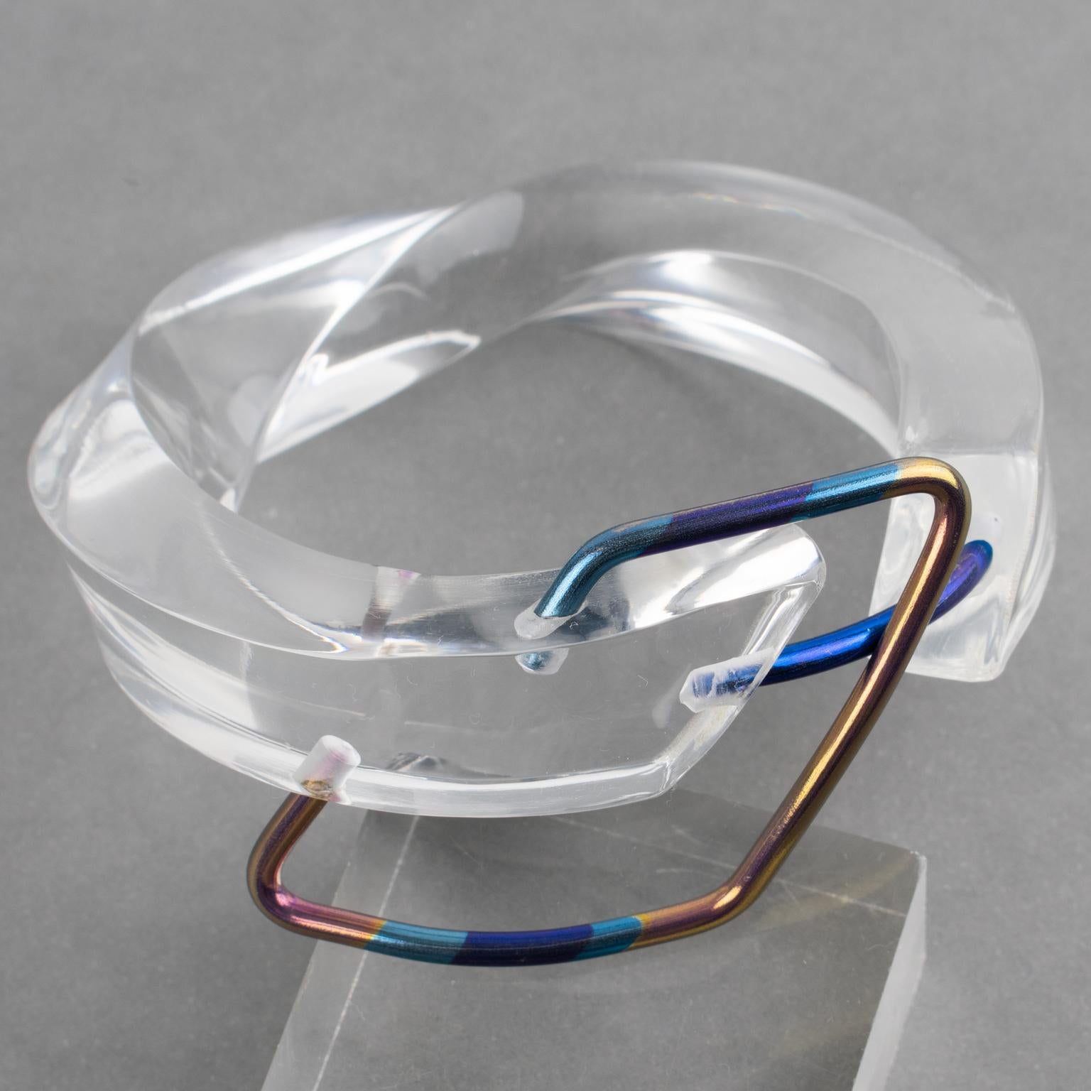 Transparent Lucite Plexiglass Bangle Bracelet with Anodized Aluminum Belt Buckle en vente 3