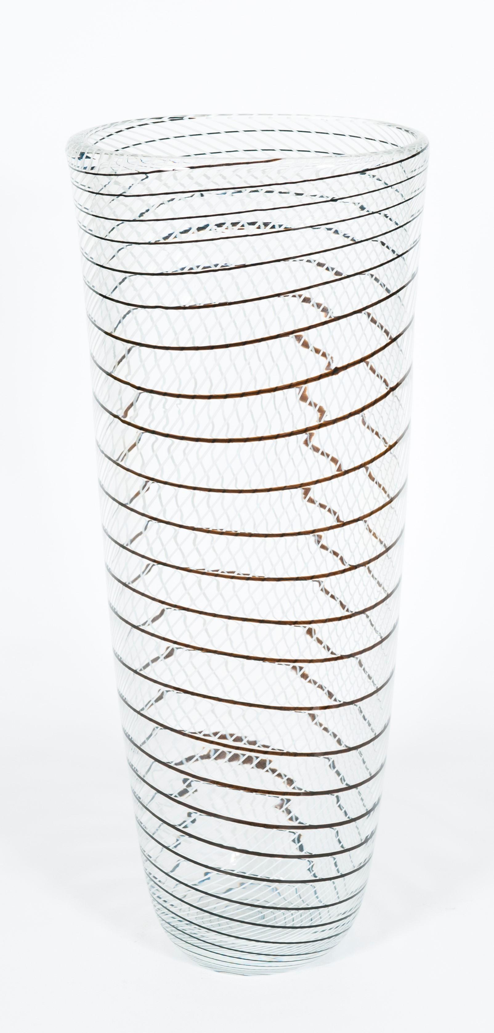 Fait main Vase artistique en verre de Murano transparent à motifs noirs et blancs, années 1990 en vente