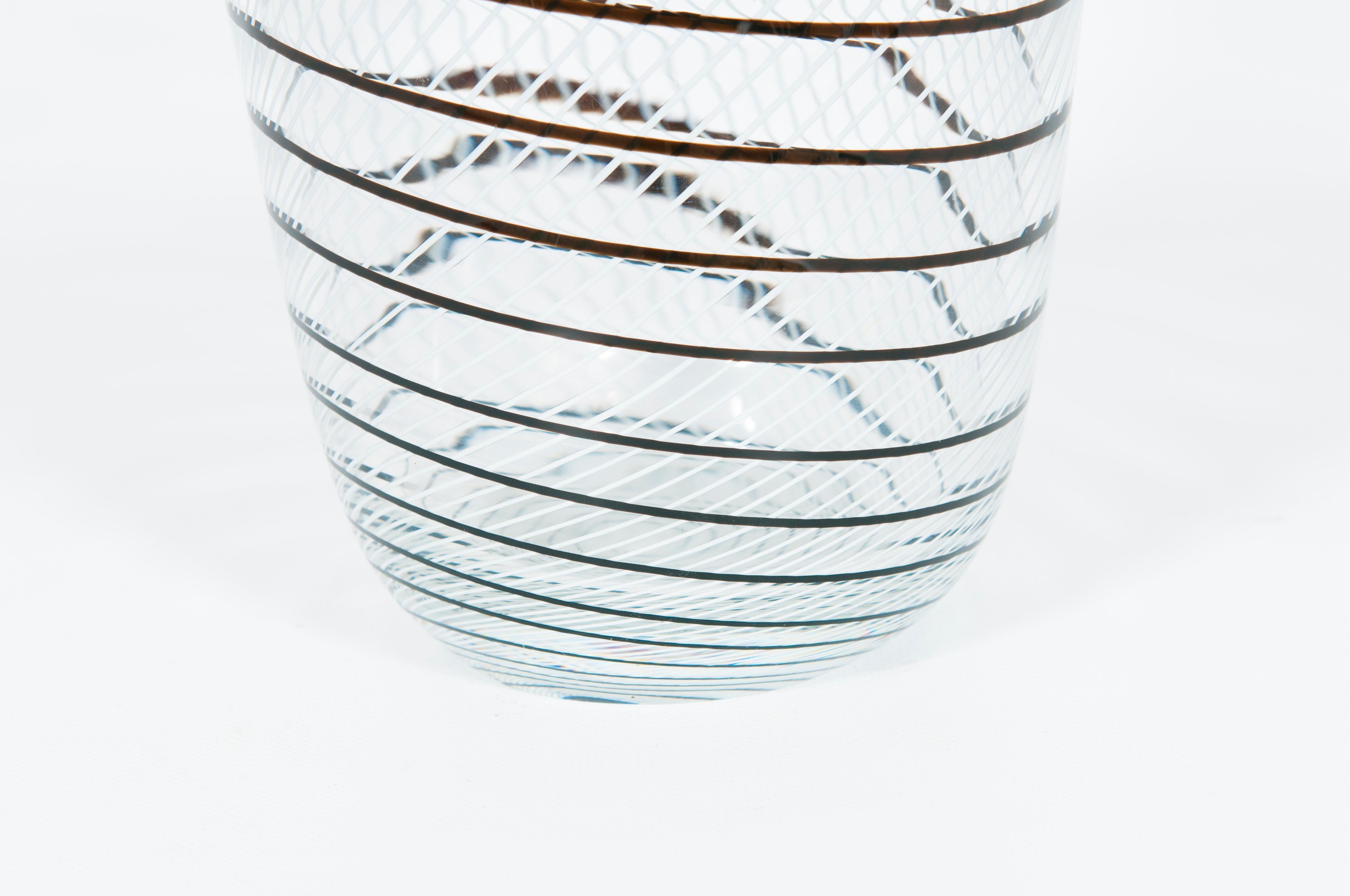 Artistische Vase aus transparentem Muranoglas mit schwarzen und weißen Mustern, 1990er Jahre im Zustand „Hervorragend“ im Angebot in Villaverla, IT