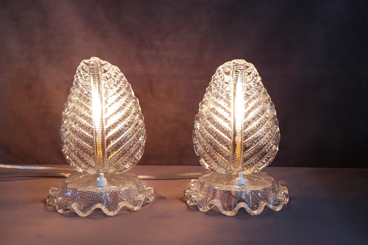 Fantastic pair of Italian design pair of table lamps from around 1950s. Made of precious transparent Murano glass. Characterized by the particular leaf shape, an iconic design model. Perfect for placing on bedside tables. Equipped with new wiring.