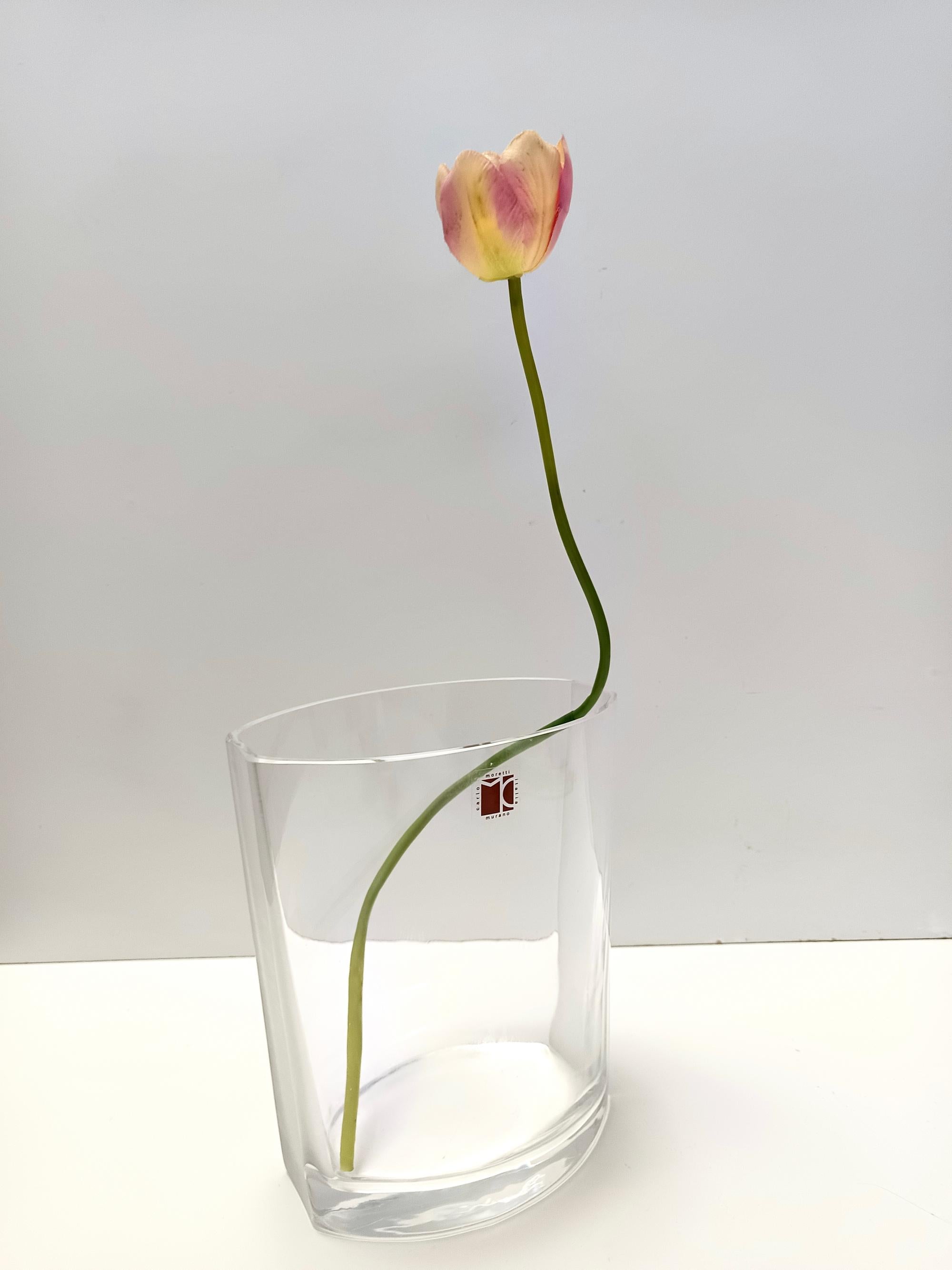 Made in Italy, anni '70.
Realizzato in vetro di Murano soffiato e lucidato a mano. 
È firmato ed etichettato da Carlo Moretti.
Questo vaso potrebbe presentare lievi tracce d'uso in quanto vintage, ma può essere considerato in ottime condizioni