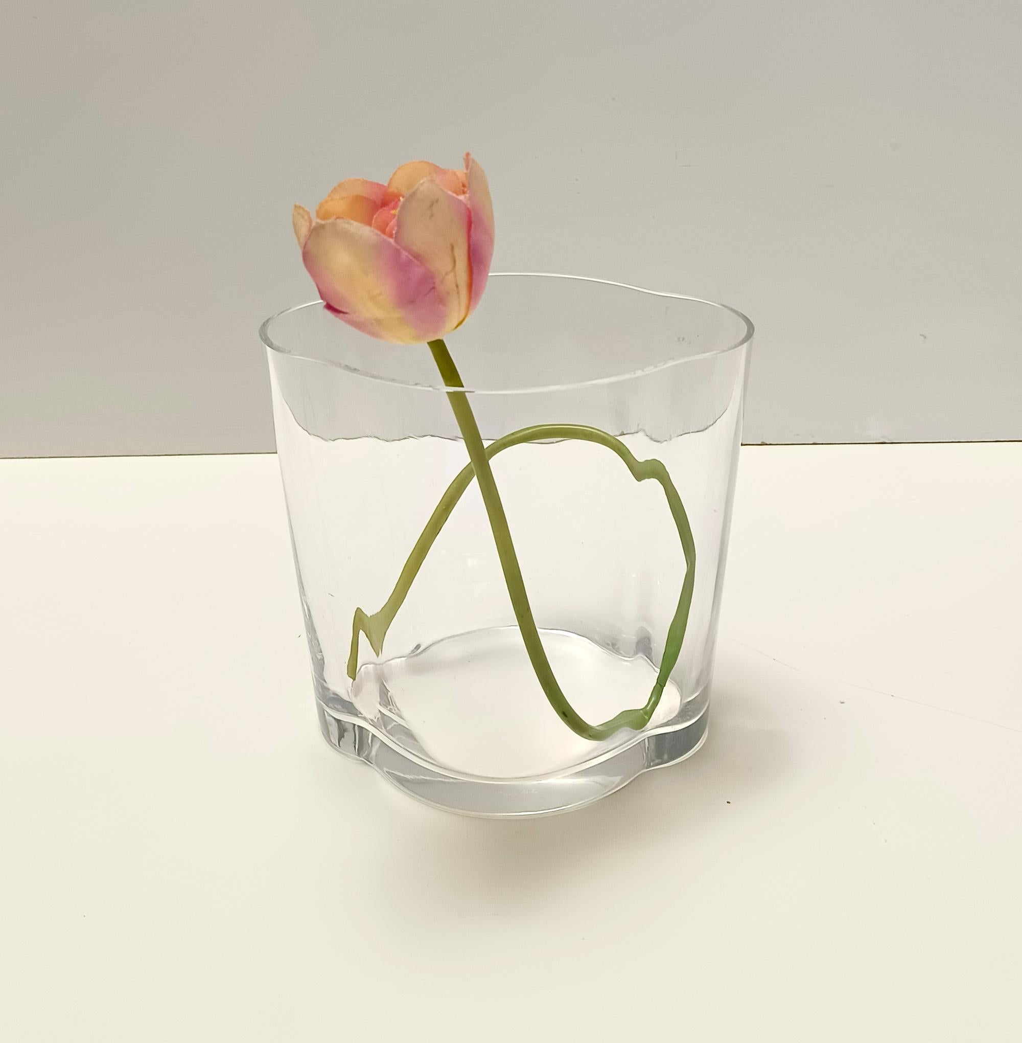 Made in Italy, anni '90.
Realizzato in vetro di Murano soffiato a mano. 
È firmato da Carlo Moretti.
Questo vaso potrebbe presentare lievi tracce d'uso in quanto vintage, ma può essere considerato in ottime condizioni originali e pronto a diventare