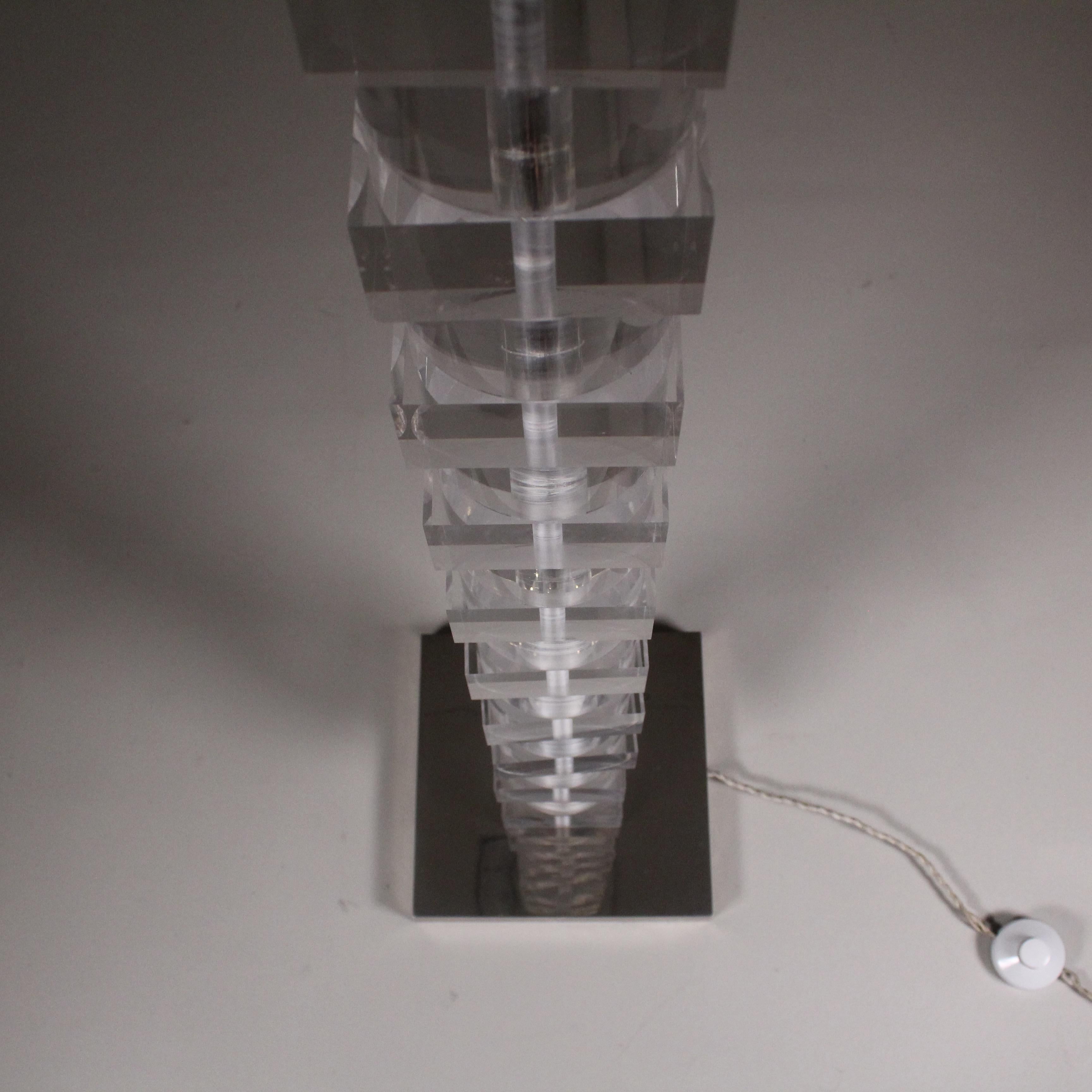 Lampada in plexiglass trasparente, manifattura italiana, anni '70 in vendita 3