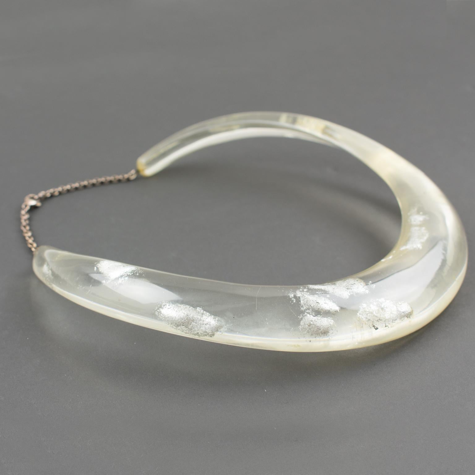 Collana con collare rigido in resina trasparente con inclusioni di scaglie d'argento in vendita 5