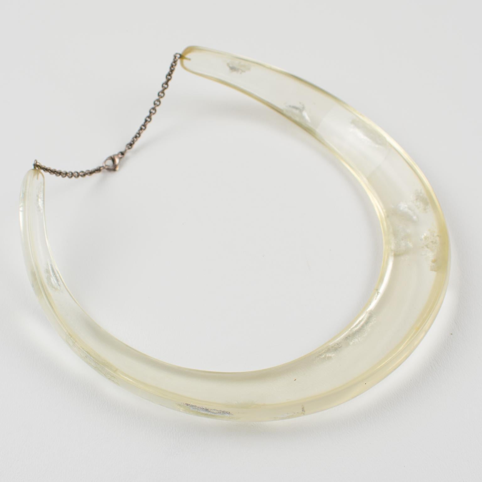 Collana con collare rigido in resina trasparente con inclusioni di scaglie d'argento in vendita 1