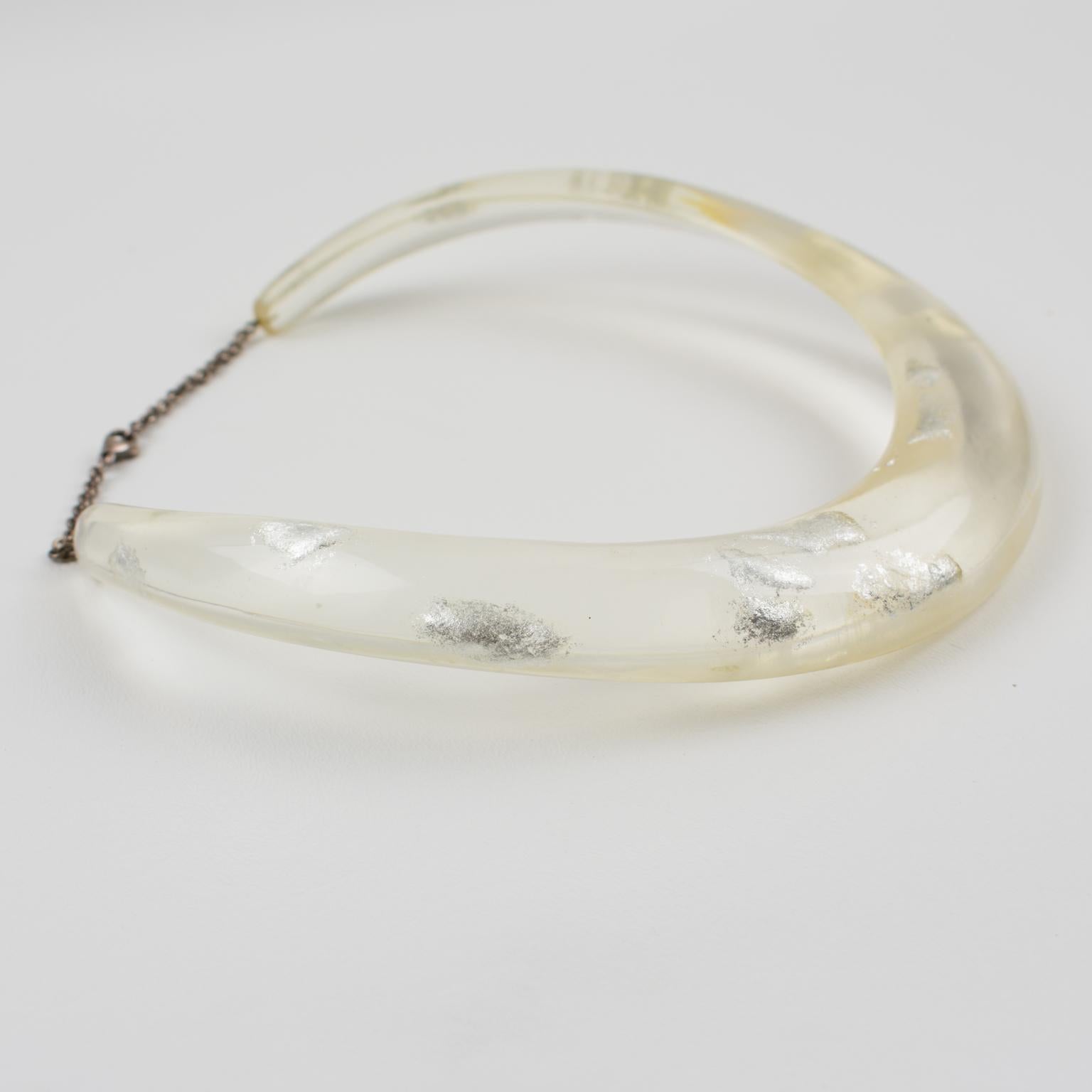 Collana con collare rigido in resina trasparente con inclusioni di scaglie d'argento in vendita 2