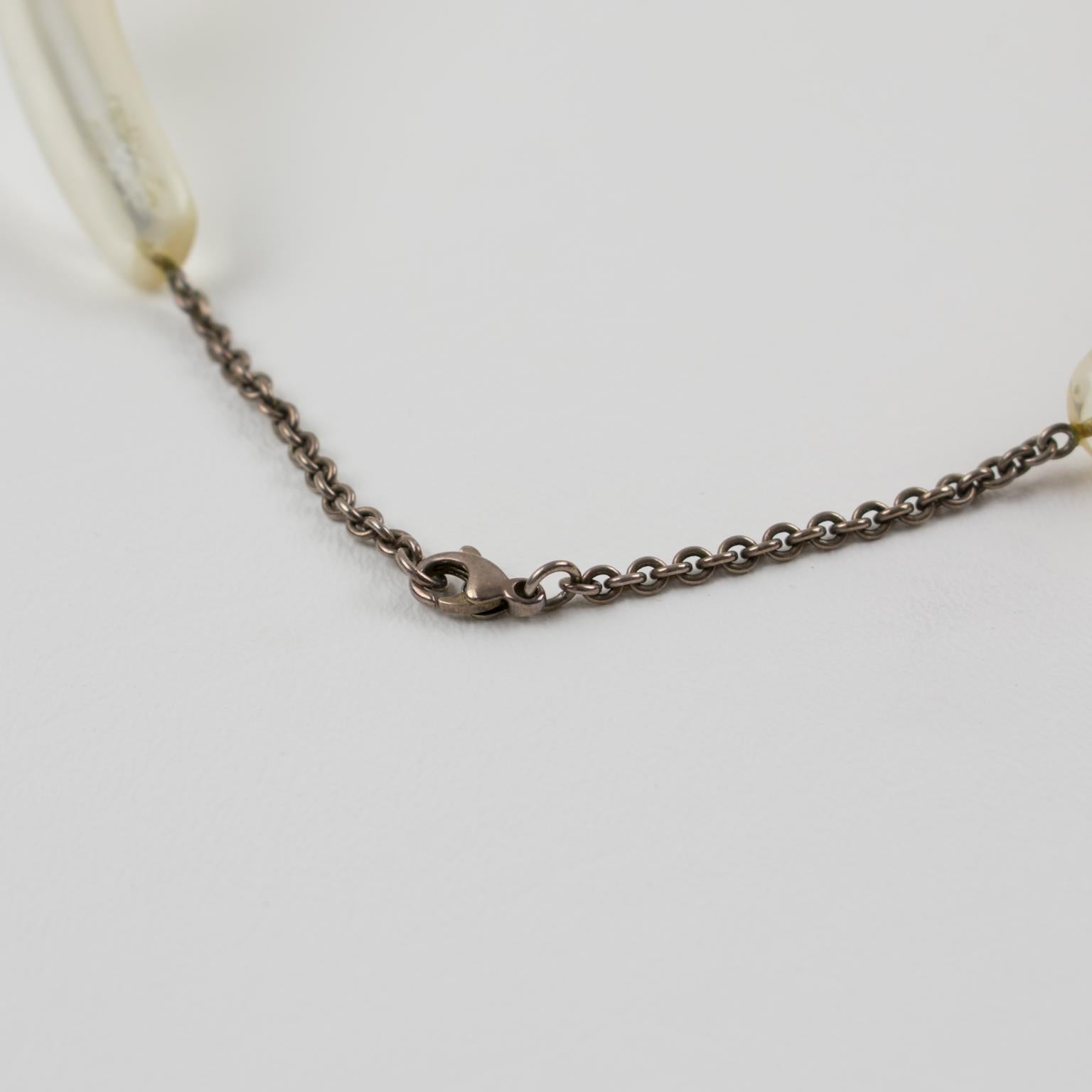 Collana con collare rigido in resina trasparente con inclusioni di scaglie d'argento in vendita 3