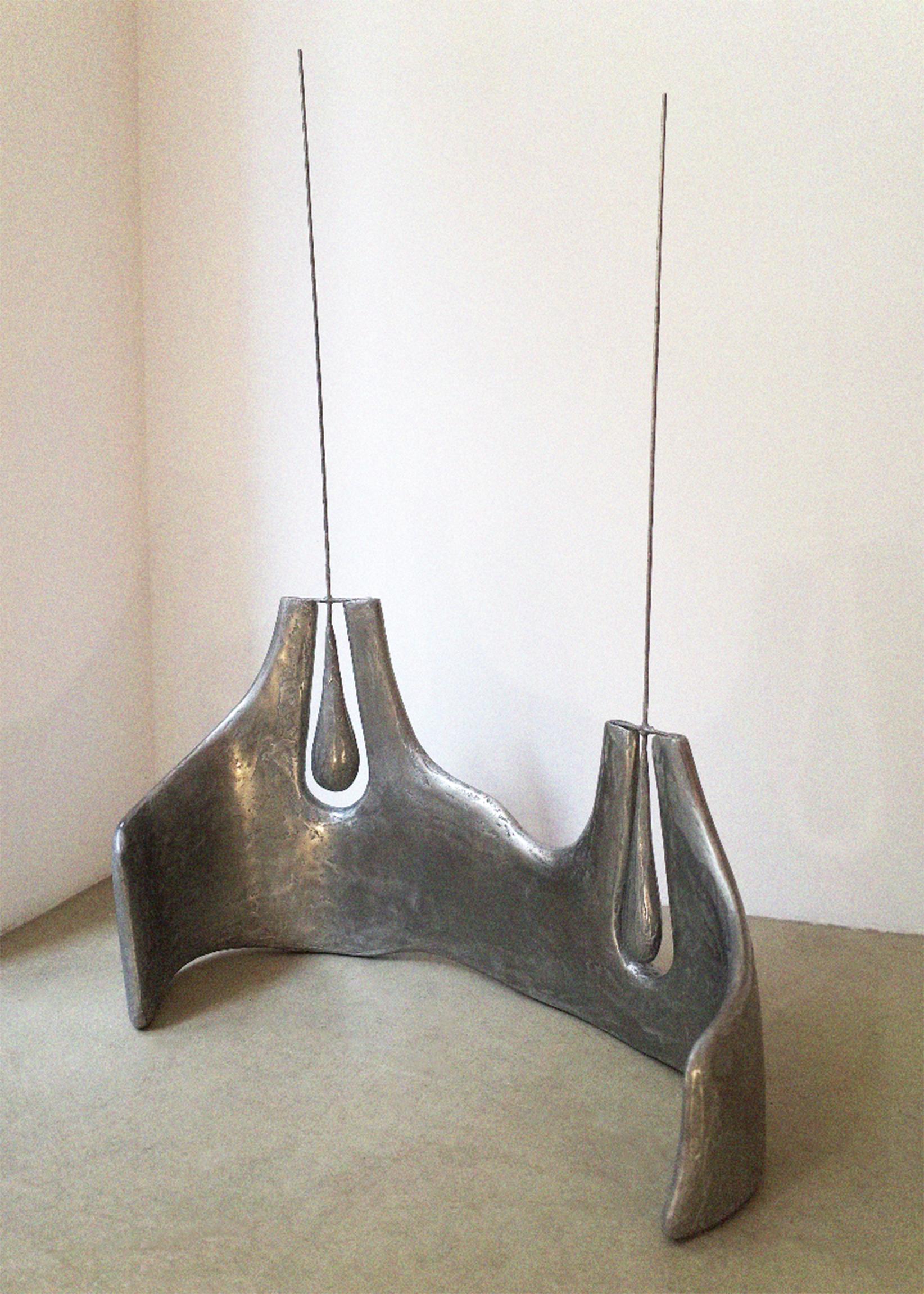 Scultura cinetica Transparent Silence in metallo, resina e gesso di Atelier A. Ellery
Unico nel suo genere.
Dimensioni: P 22 x L 50 x H 75 cm.
Materiali: Resina metallica, gesso e ferro.

Disponibile in diverse finiture e materiali. I prezzi possono