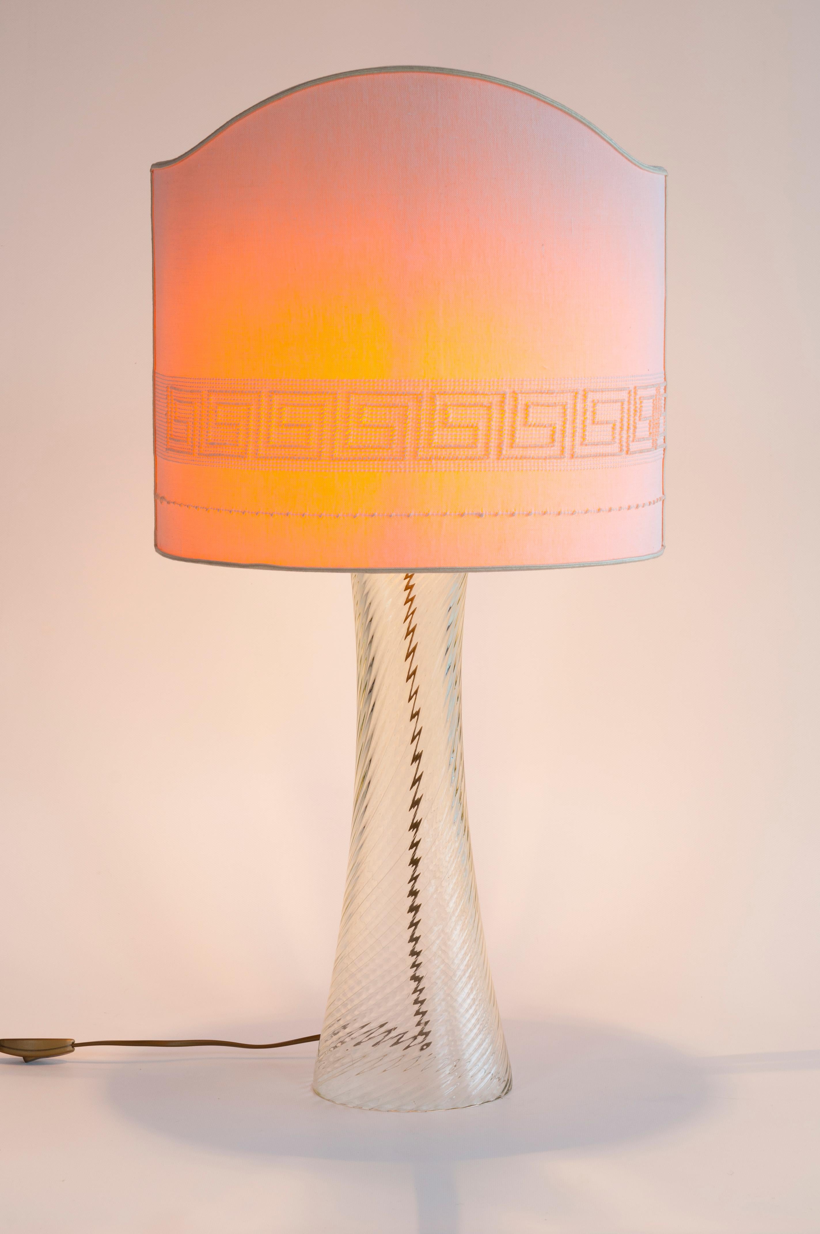 Fin du 20e siècle Lampe de bureau transparente en verre de Murano soufflé avec méandres, Italie, années 1980 en vente