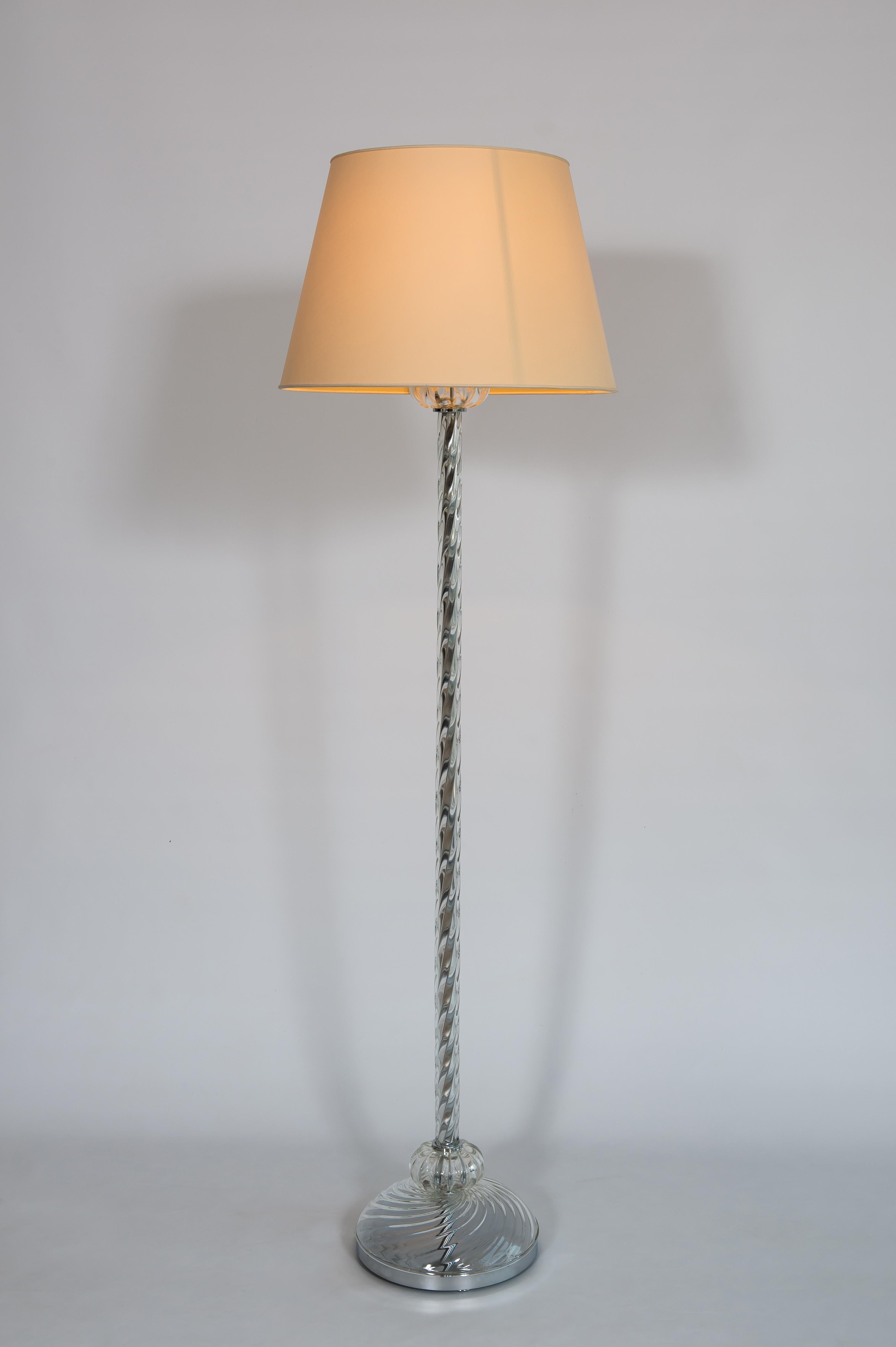 Lampada da terra contemporanea di Murano in vetro soffiato trasparente Torchon Design in vendita 2