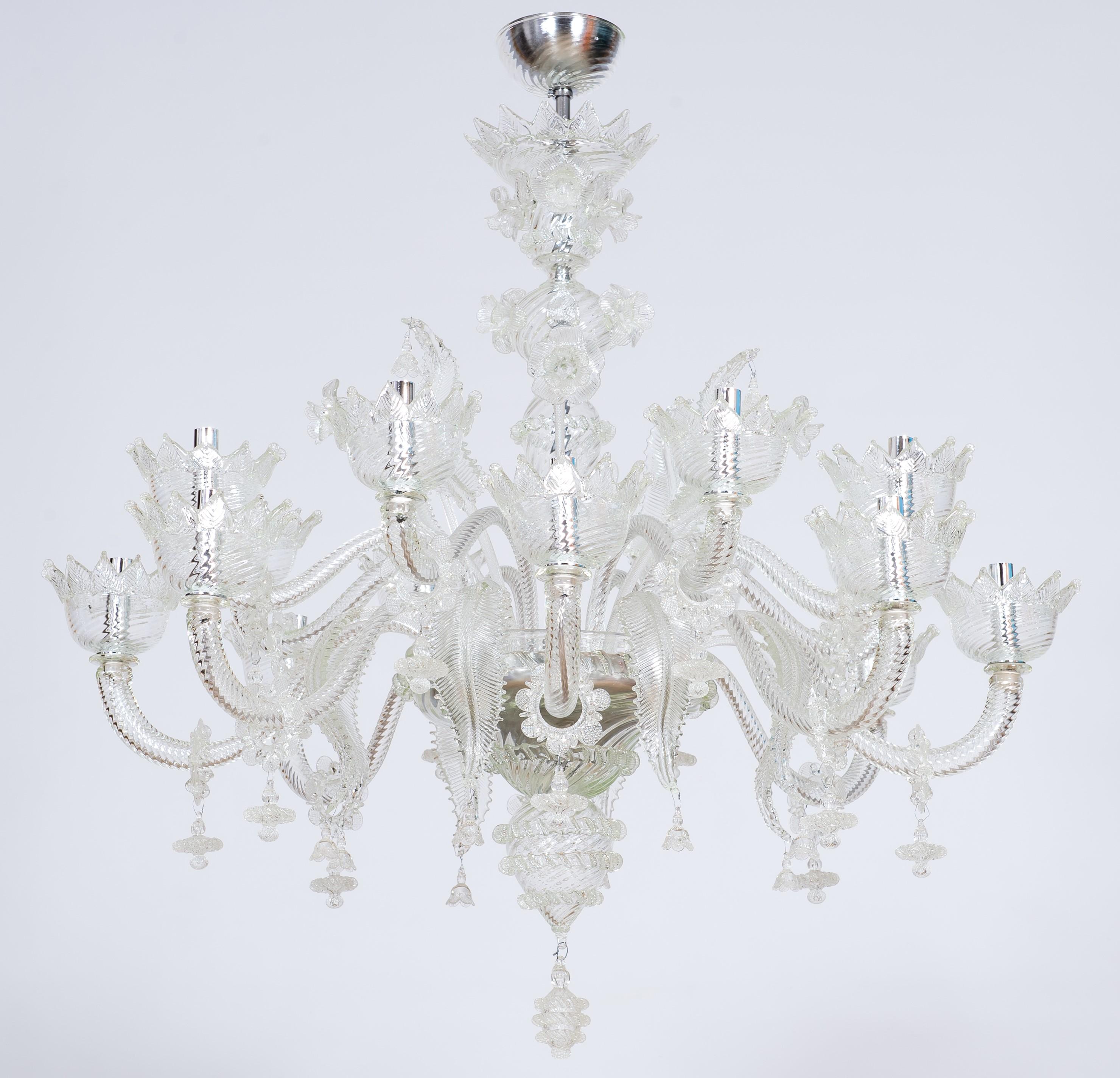 Transparent Venetian Murano glass chandelier with 16 lights, 21st century.
Superb example of the finest Venetian art, and of the best Murano glassblowing tradition. A total of 16 arms and a garden of leaves and flowers come out of the central base.