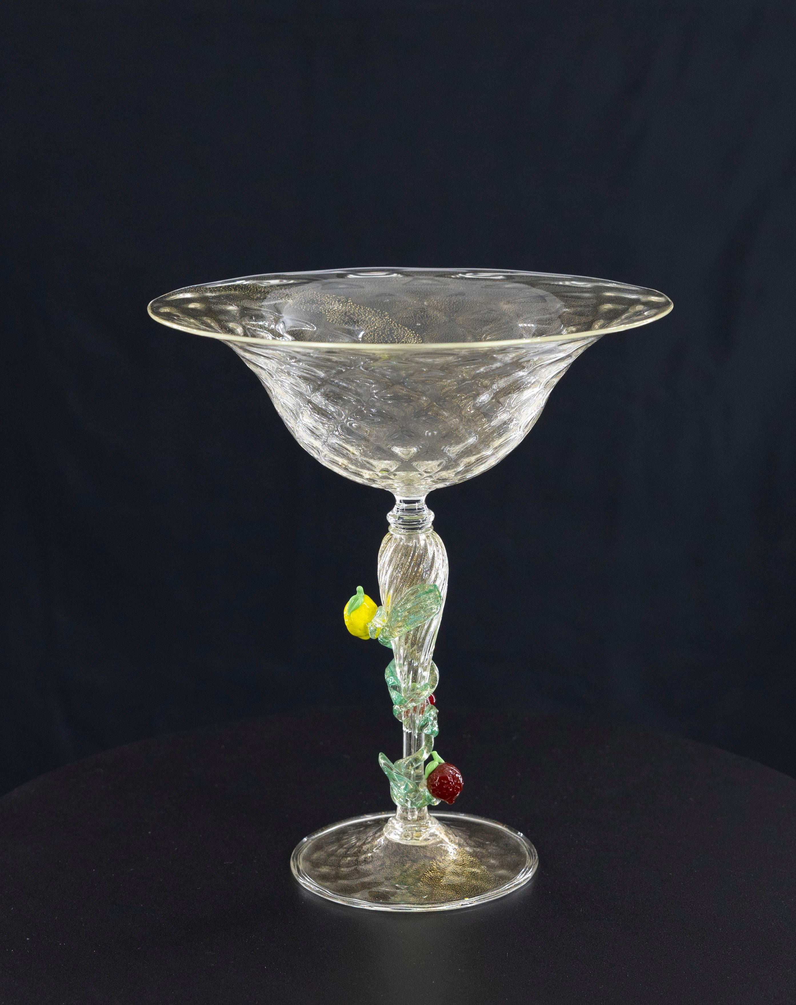 Vetro a stelo veneziano trasparente di Murano con finiture dorate Contemporaneo, Italia, anni '90.
Si tratta di un'incredibile e unica opera d'arte veneziana degli anni Novanta. Il bicchiere a stelo è stato interamente realizzato a mano nell'isola