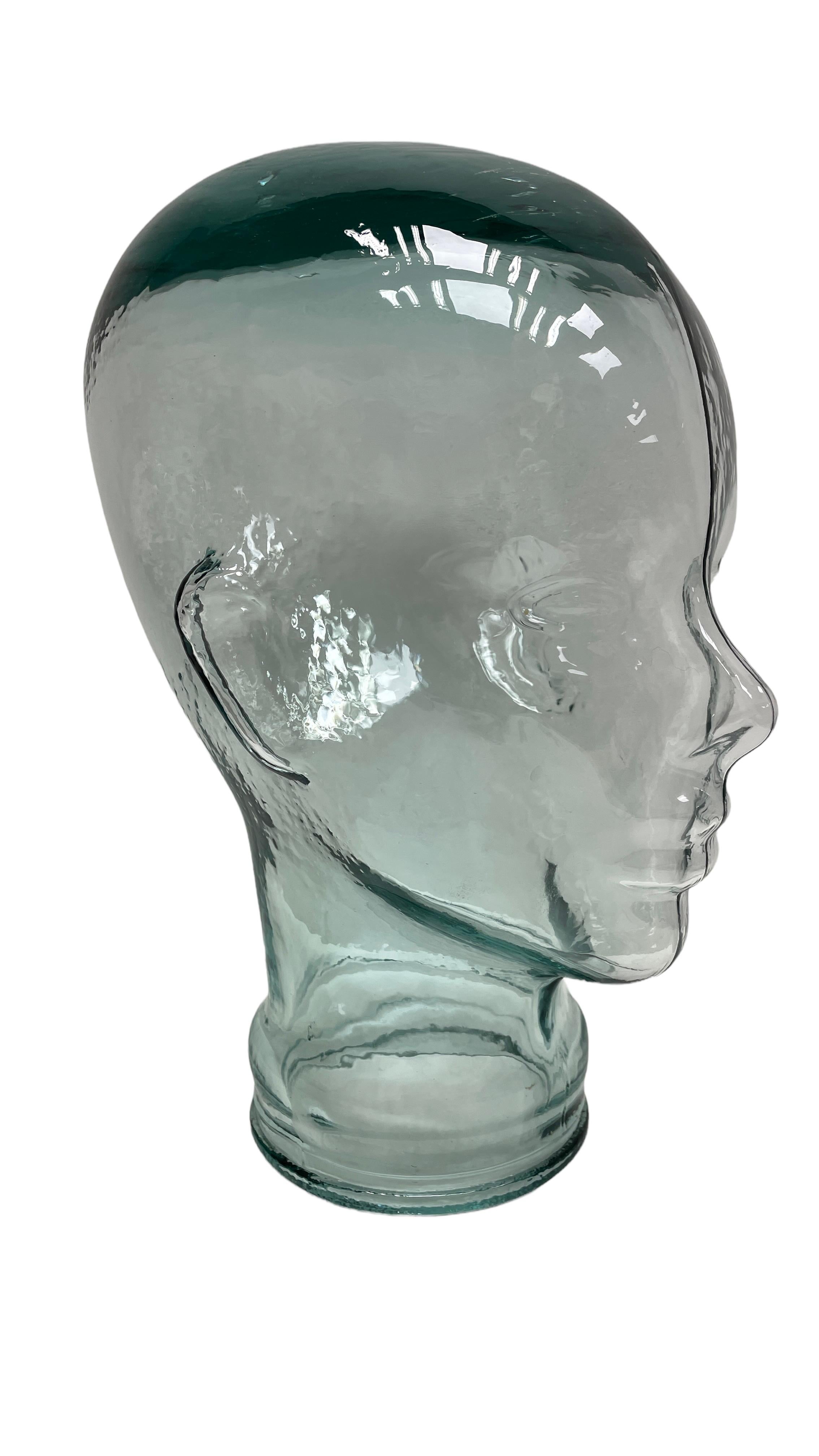 Magnifique tête en verre grandeur nature d'une couleur transparente unique. Trouvé dans une vente immobilière à Vienne en Autriche. Parfait état. Un ajout parfait à l'intérieur, un accessoire photo, un présentoir ou un support pour écouteurs. Un bel