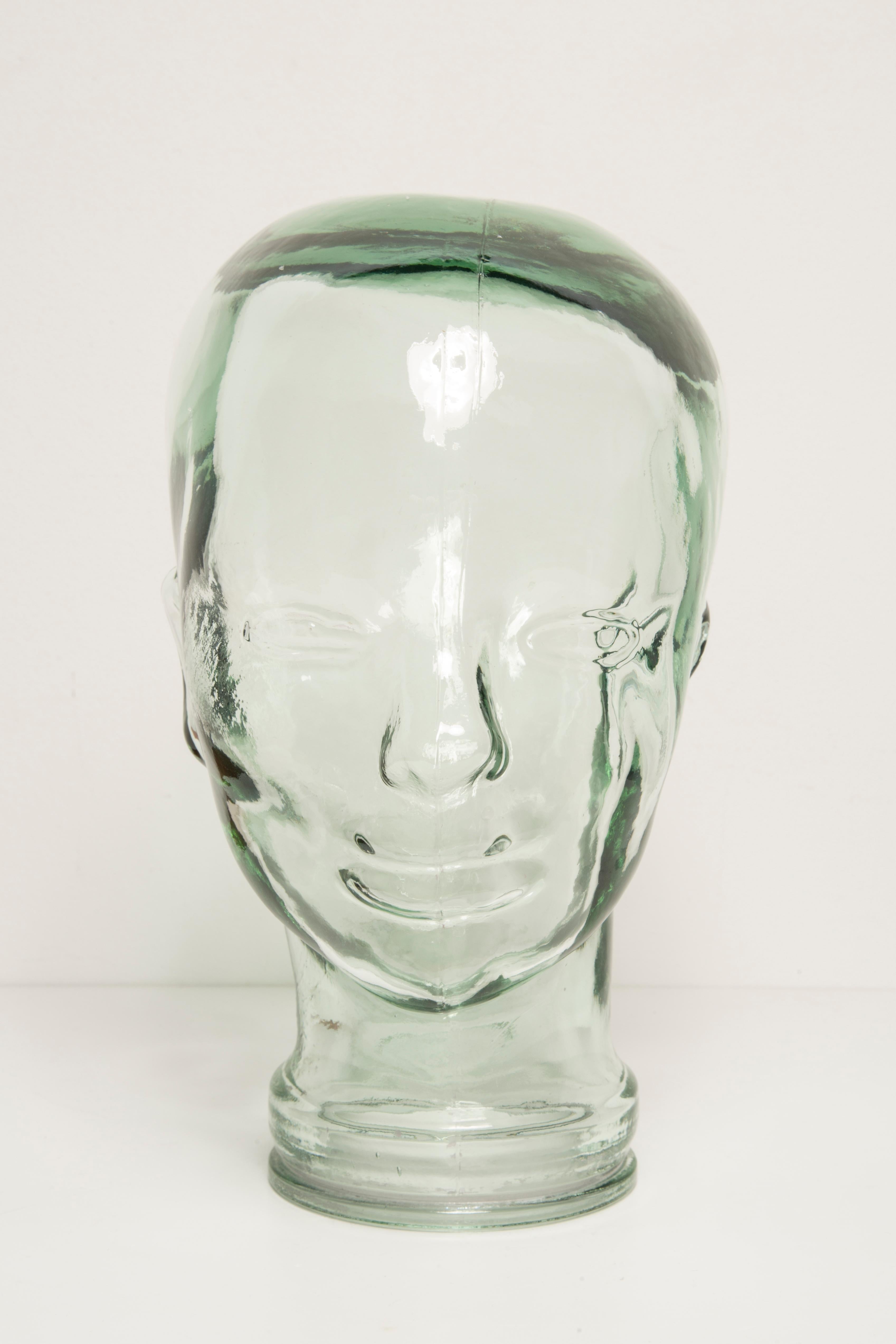 Lebensgroßer Glaskopf in einer einzigartigen transparenten Farbe. Produziert in einem deutschen Stahlwerk in den 1970er Jahren. Perfekter Zustand. Eine perfekte Ergänzung für die Inneneinrichtung, als Fotostütze, Display oder Kopfhörerständer.