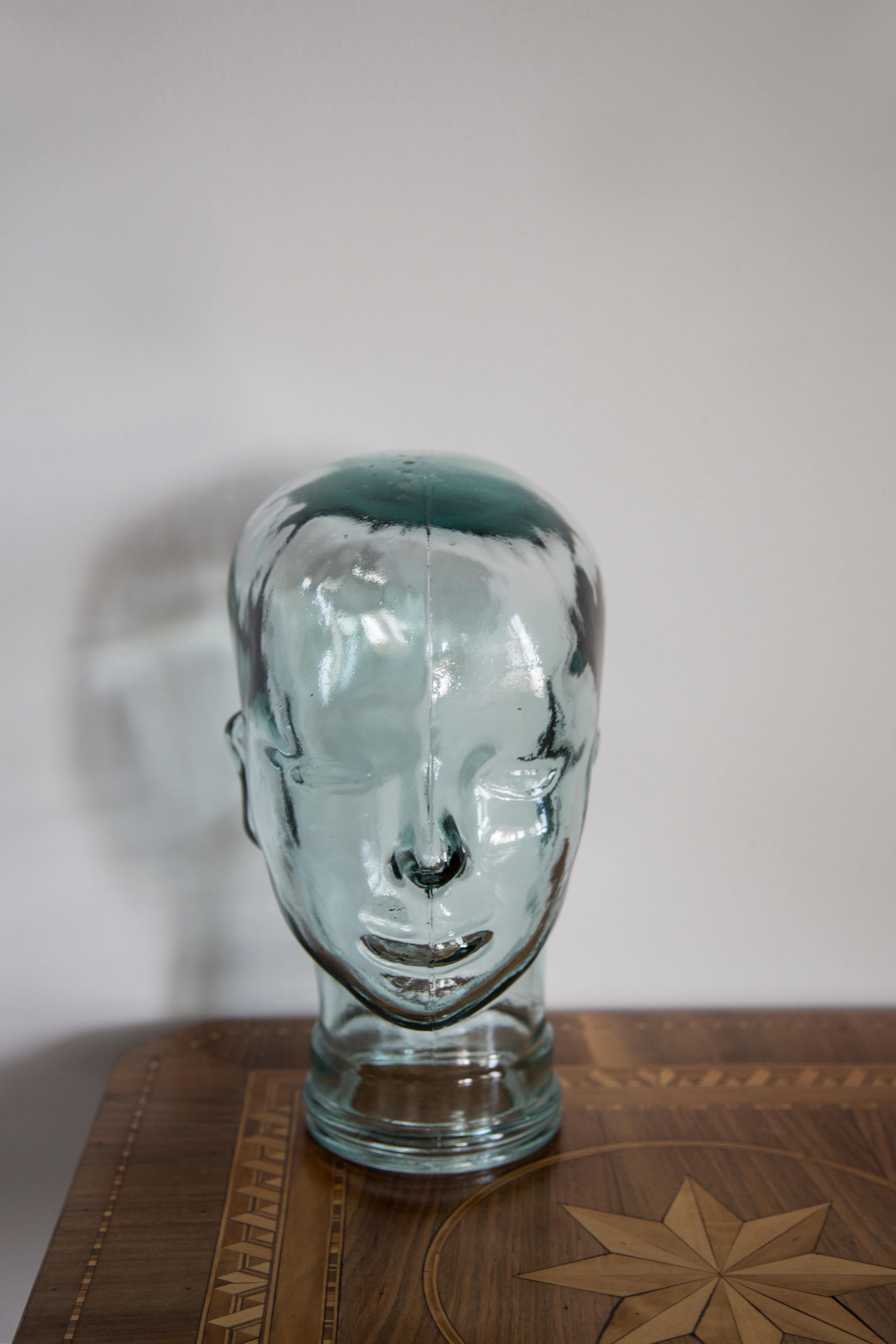 Tête de verre grandeur nature dans une couleur transparente unique. Produit dans une aciérie allemande dans les années 1970. Parfait état. Un ajout parfait à l'intérieur, un accessoire photo, un présentoir ou un support pour écouteurs.