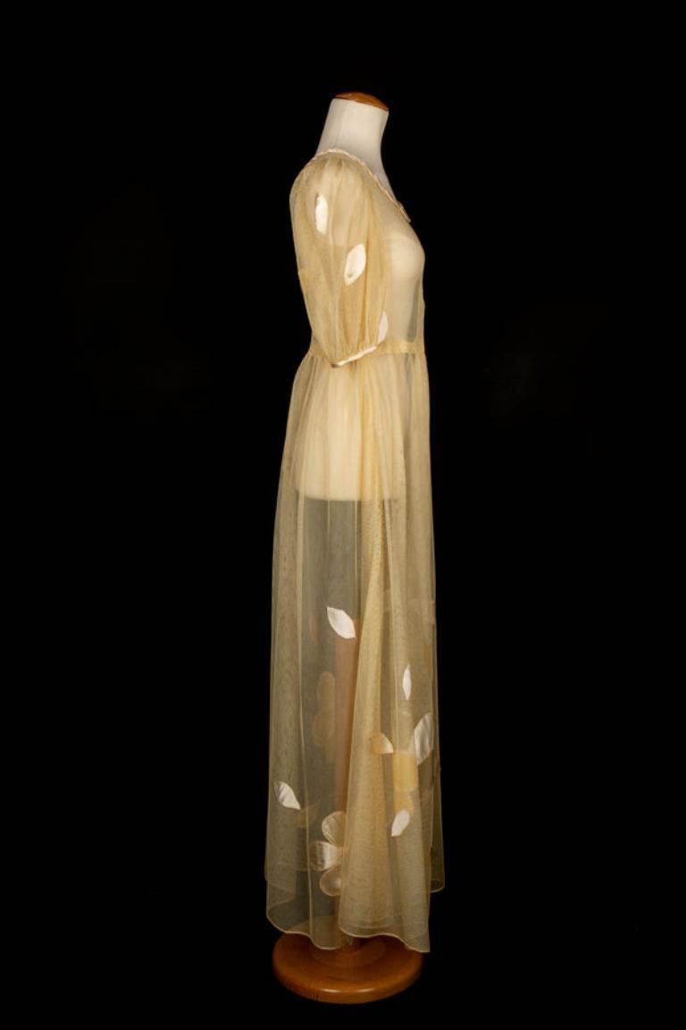 Transparent vintage silk dress in yellow and off-white tones. No size indicated, it fits a 34FR/36FR. Dress from the 1930s.

Additional information: 
Condition: Good condition
Dimensions: Shoulder width: 34 cm - Chest: 40 cm - Waist: 36 cm - Sleeve