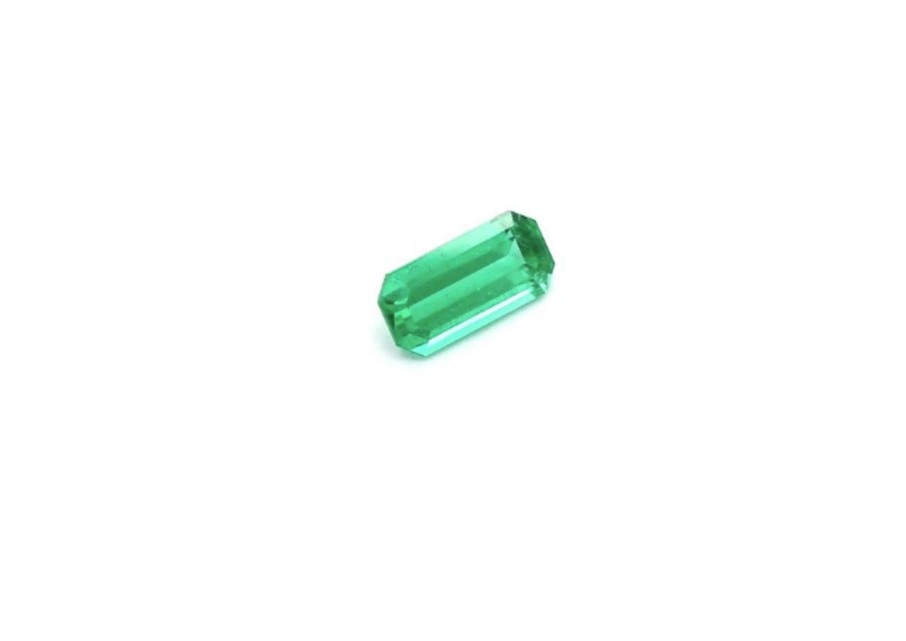 Bague en émeraude russe vert vif transparent certifiée ICL, poids de 0,51 carat Neuf - En vente à Bangkok, TH