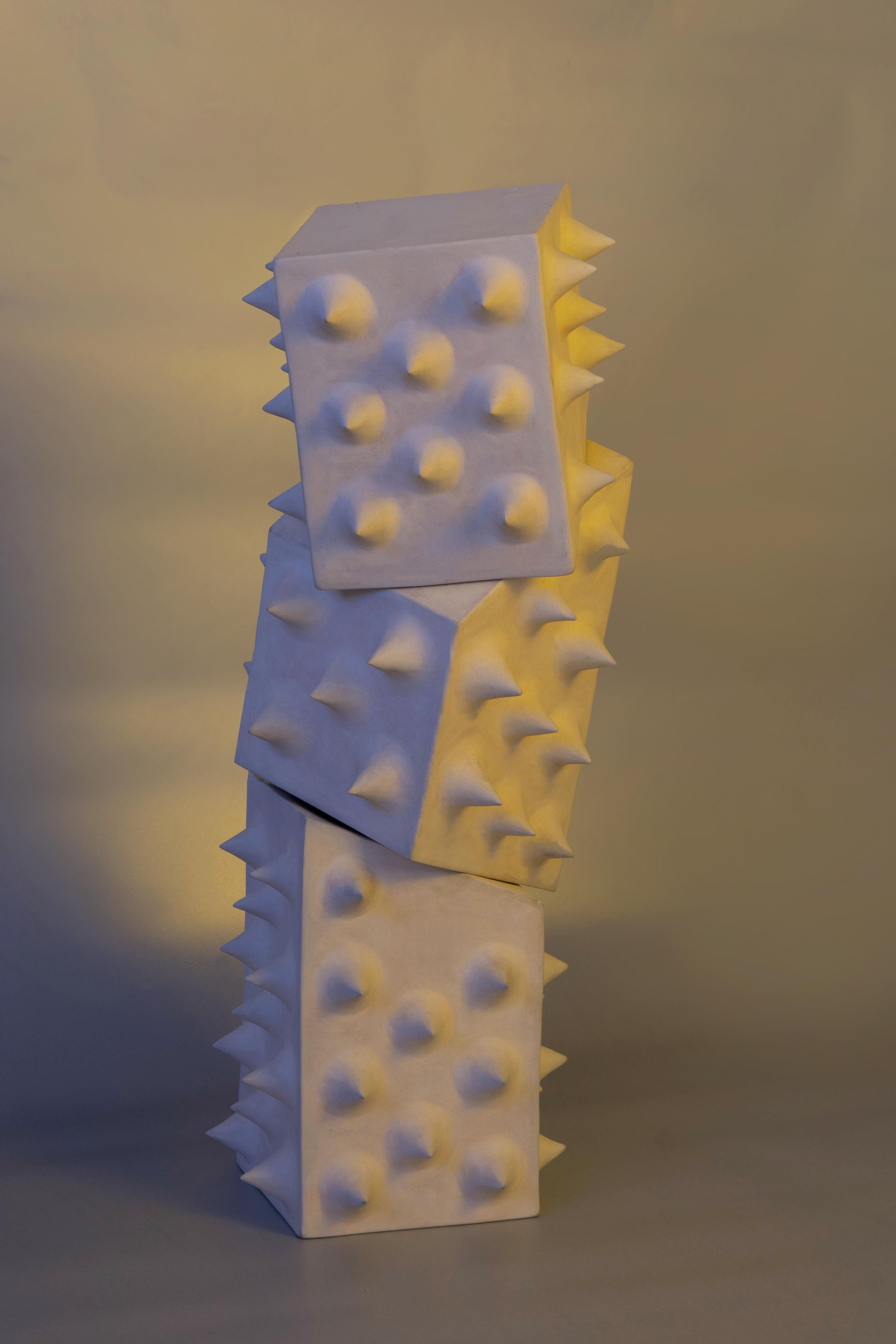 Transworm Dreiteilige Schnecke von Alina Rotzinger
Abmessungen: H 80 x B 25 x T 25 cm.
MATERIALIEN: Phenolisches Birkensperrholz, behandelt und lackiert mit Epoxidharz, Metallgestell aus Stahl, lackiert mit Epoxidharz.

Zusammengestellt von Alina