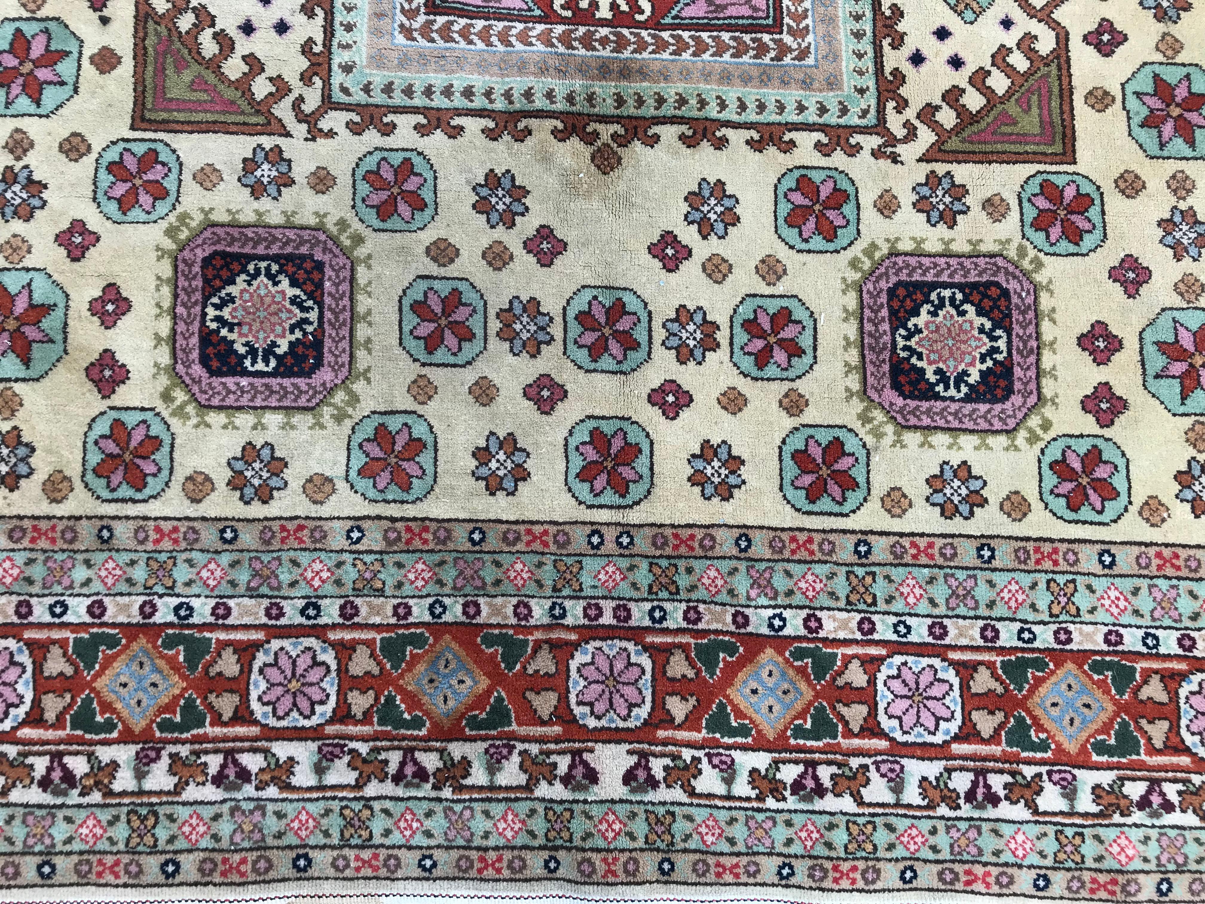 Ein sehr schöner siebenbürgischer Teppich, Mitte des 20. Jahrhunderts mit einem persischen Design und schönen Farben mit Rot, Rosa, Blau, Violett, Gelb und Grün, komplett handgeknüpft mit Wollsamt auf Baumwollbasis.

✨✨✨
