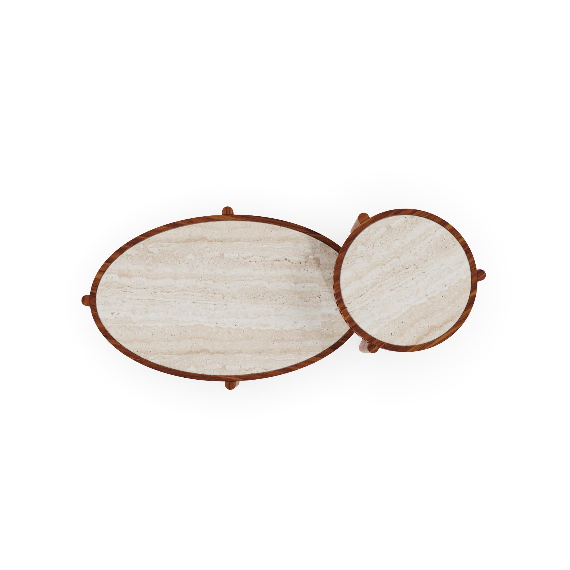 Il tavolino modulare Trapani, creato in collaborazione con Mediterrazza, unisce la versatilità al fascino mediterraneo. Realizzato a mano in pregiato legno di iroko, questo duo è stato progettato per resistere all'esterno e per trasmettere