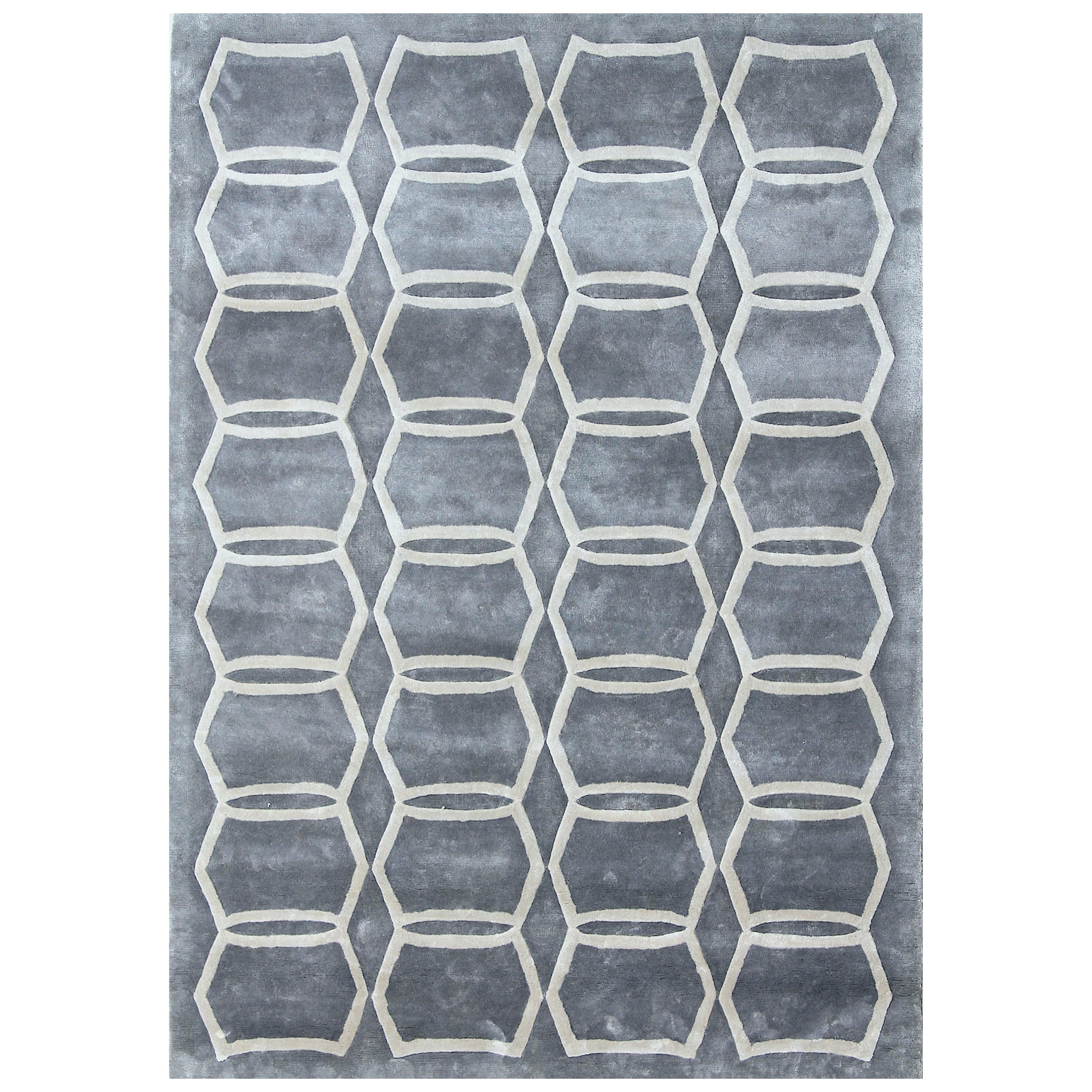 Tappeto di seta moderno e geometrico TRAPEZA, colore grigio taupe, realizzato a mano.